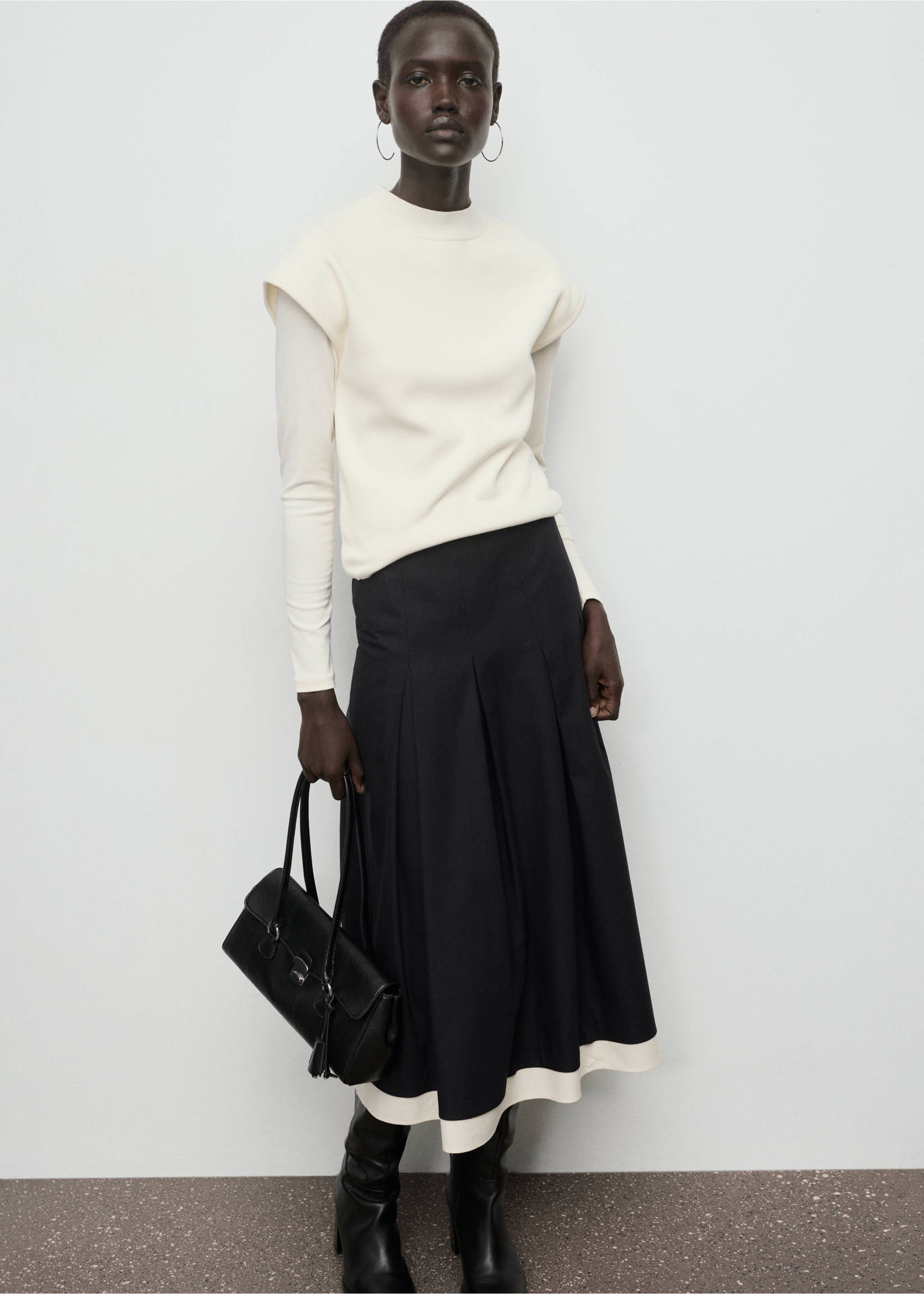Combined pleated skirt - Details of the article 2, Black. Ref: 17086001-00.