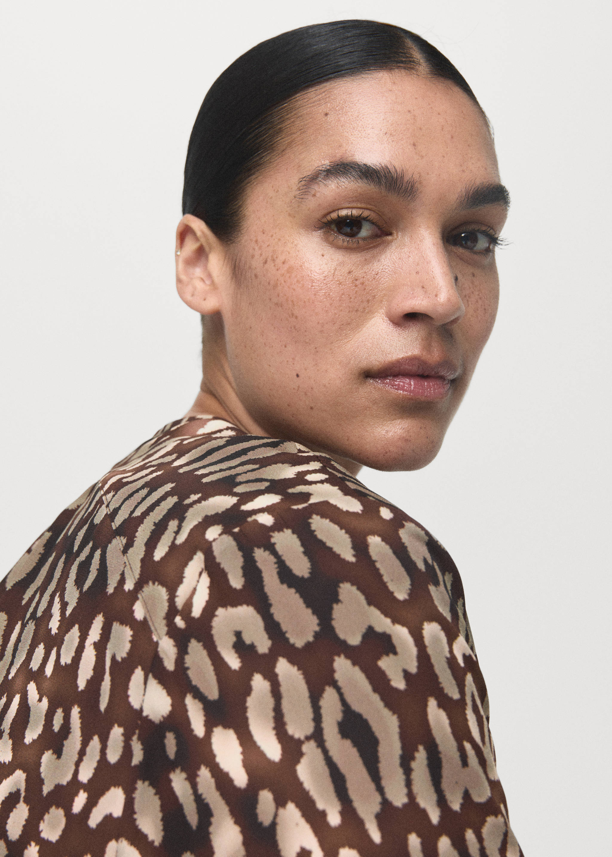 Satin leopard-print blouse with bow - Details of the article 4