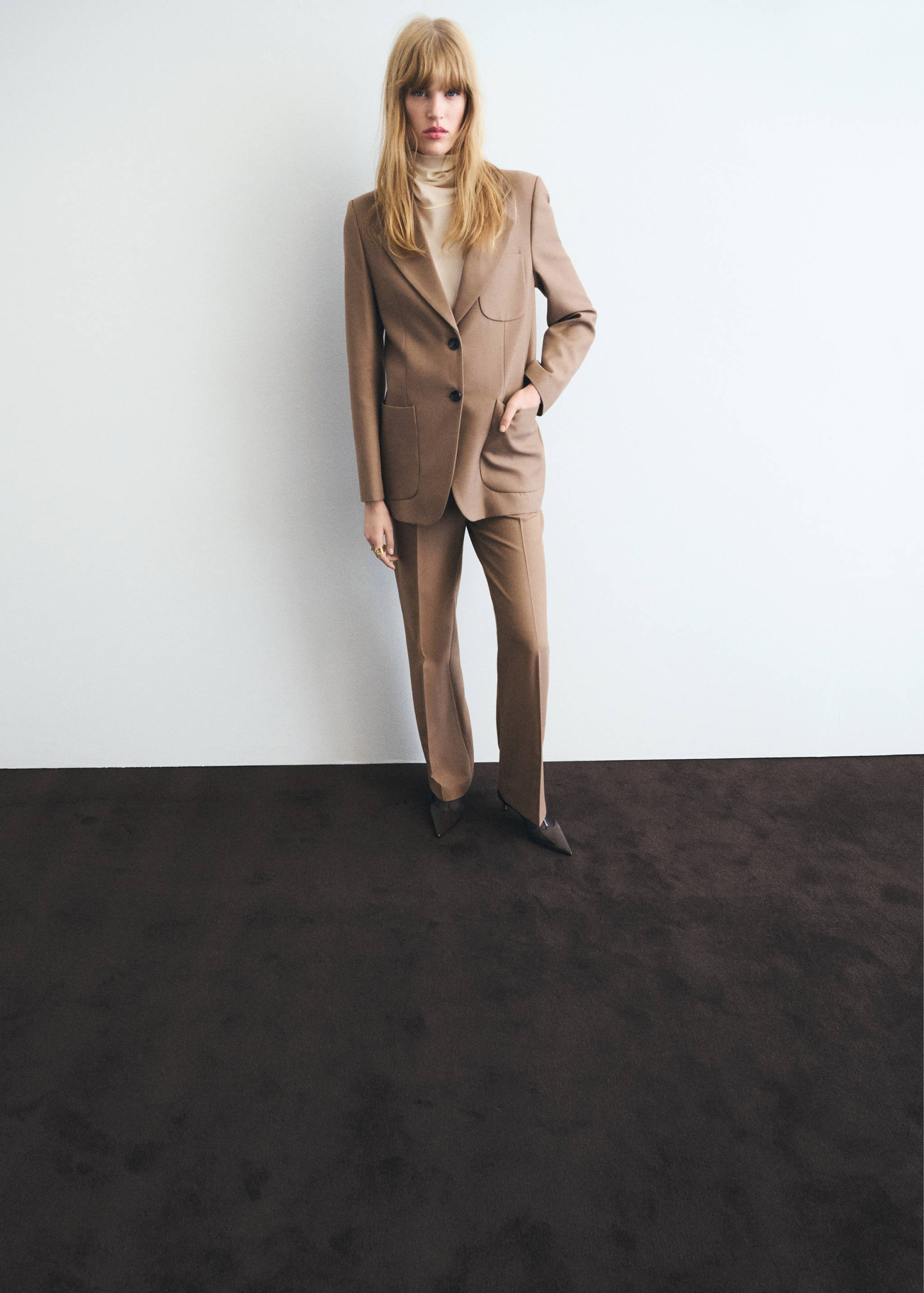 Pantalón traje recto mezcla lana - Plano medio