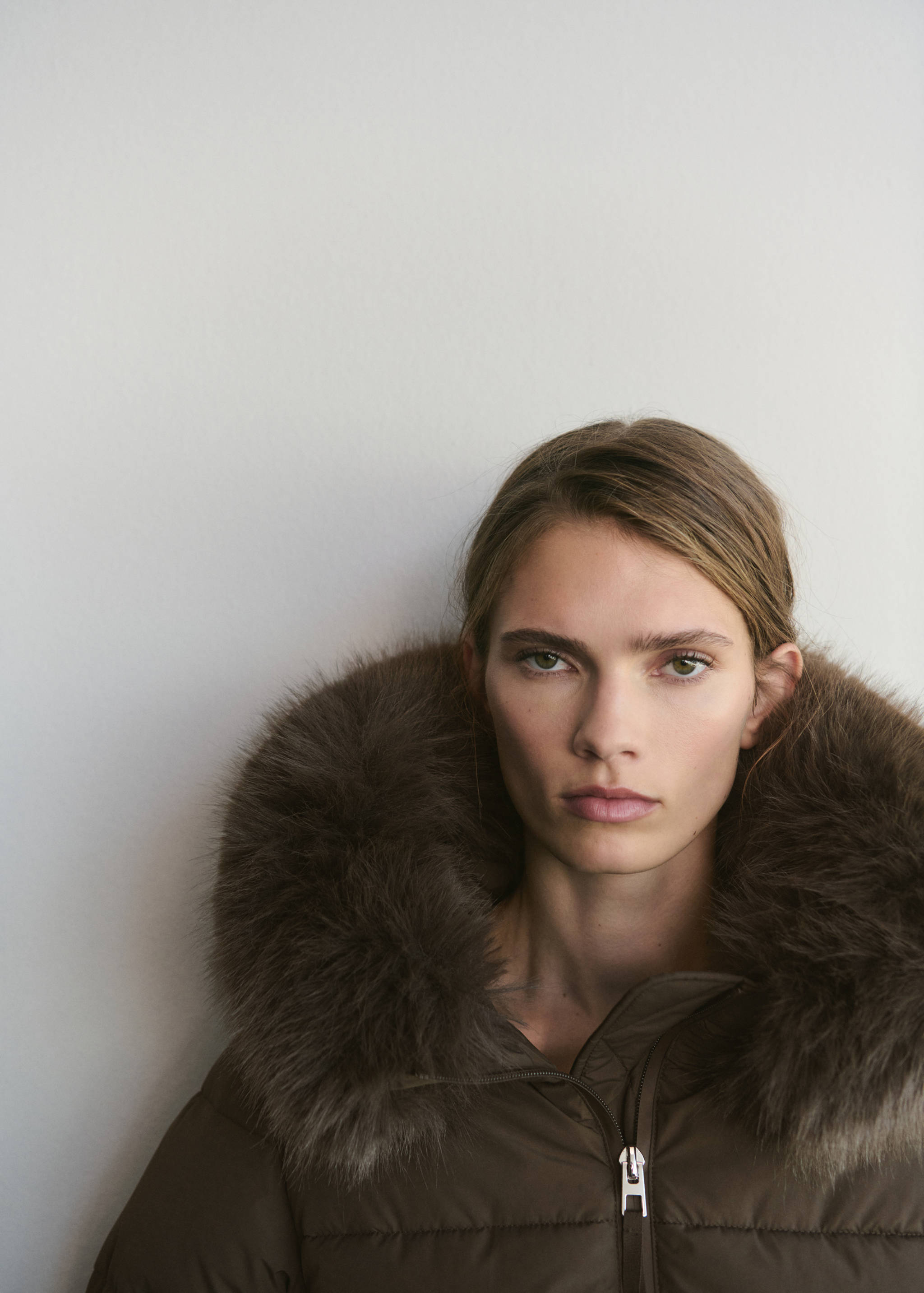 Jachetă matlasată cu glugă și efect de blană - Plan mediu