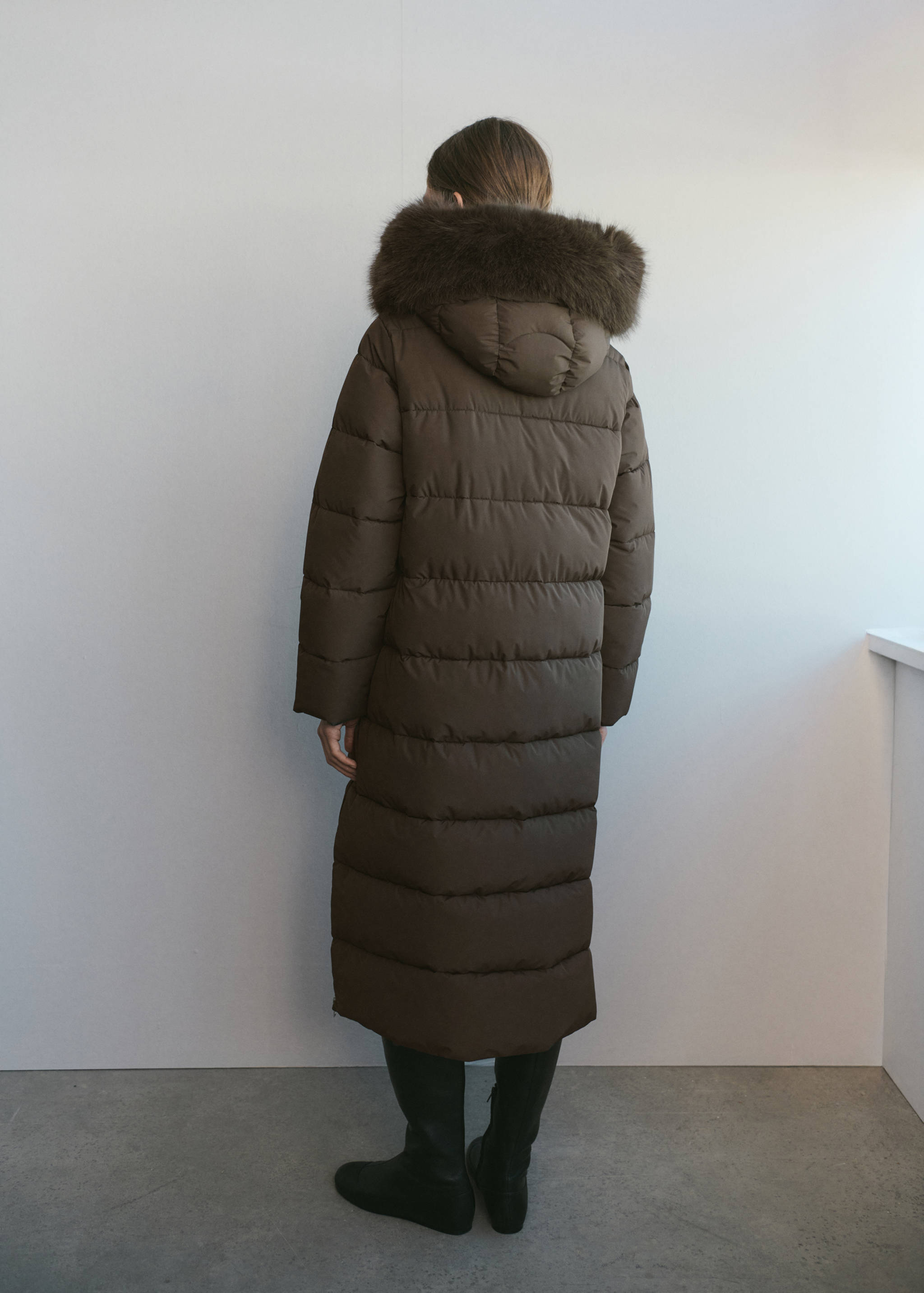 Jachetă matlasată cu glugă și efect de blană - Spatele articolului