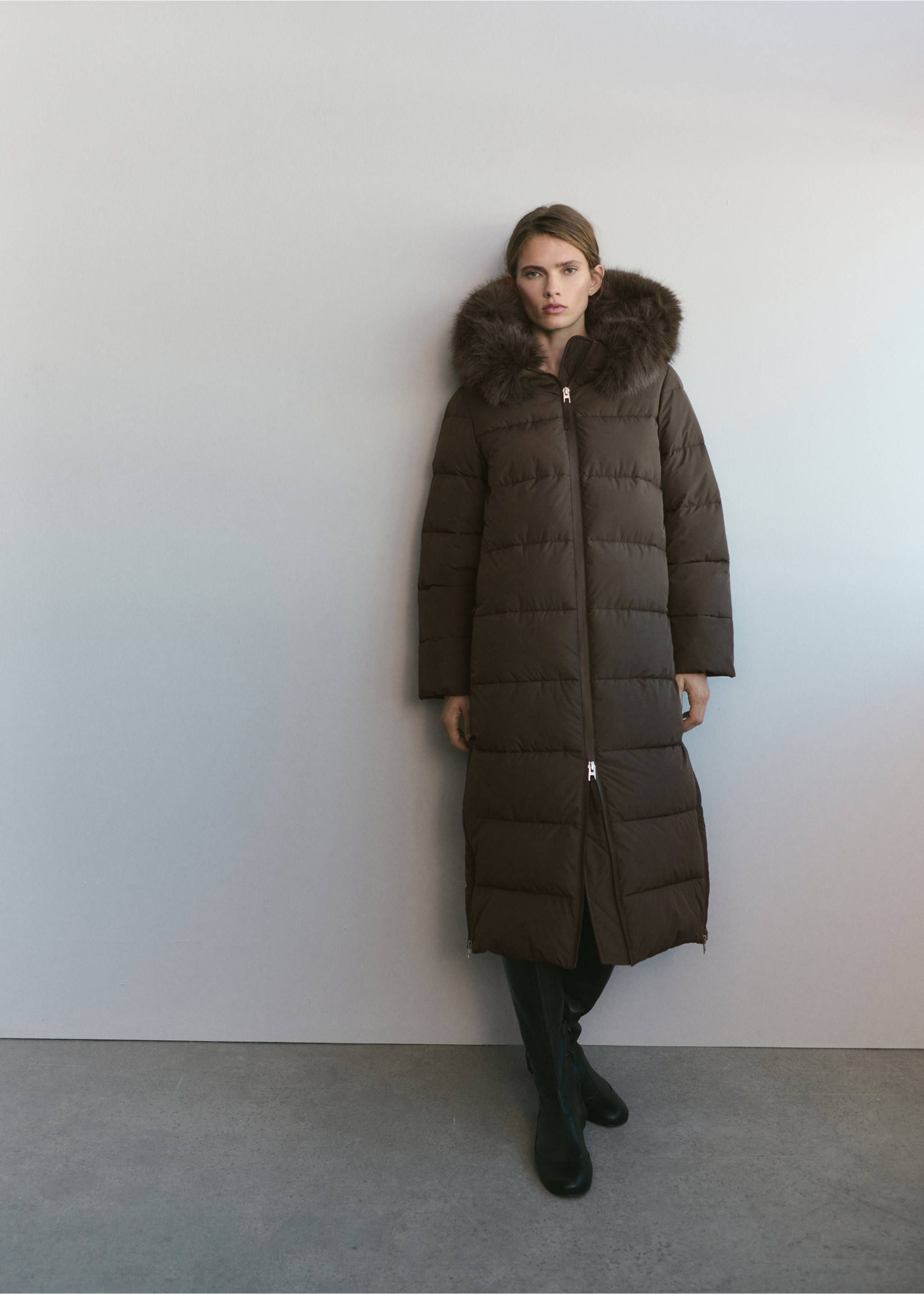 Padded anorak with faux-fur hood - Details of the article 1, Brown. Ref: 17086353-00.