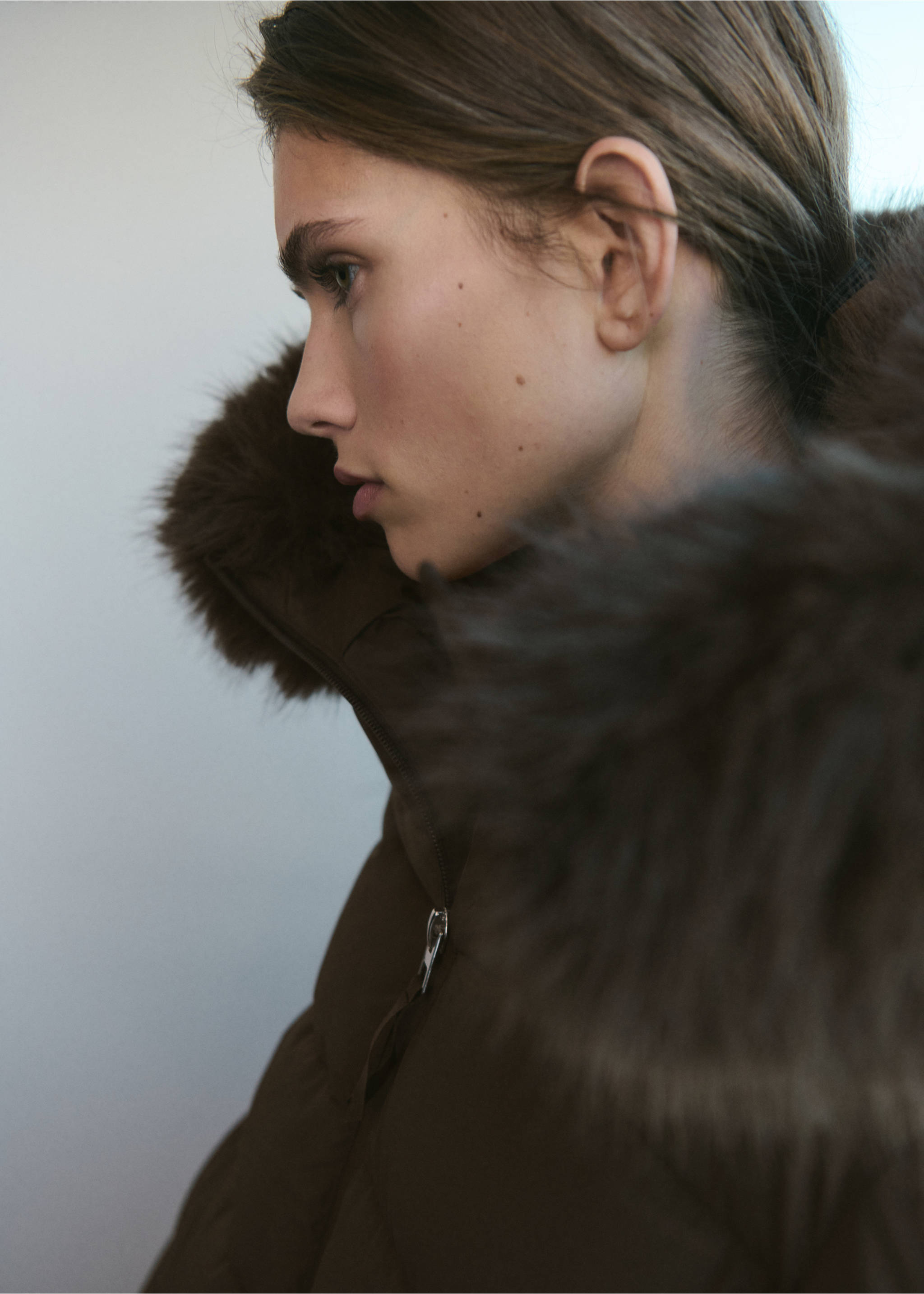 Padded anorak with faux-fur hood - Details of the article 2, Brown. Ref: 17086353-00.