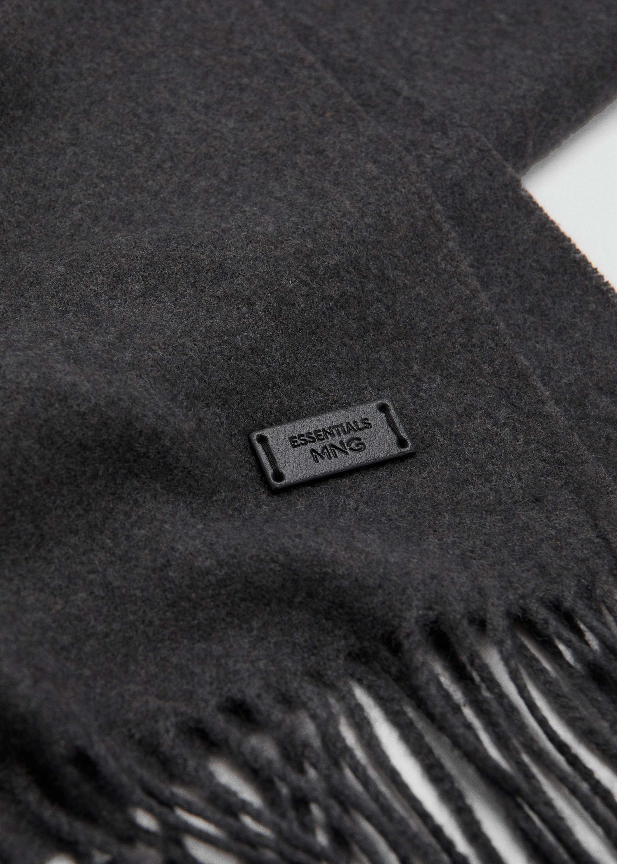 Однотонный шарф с бахромой - Средний план