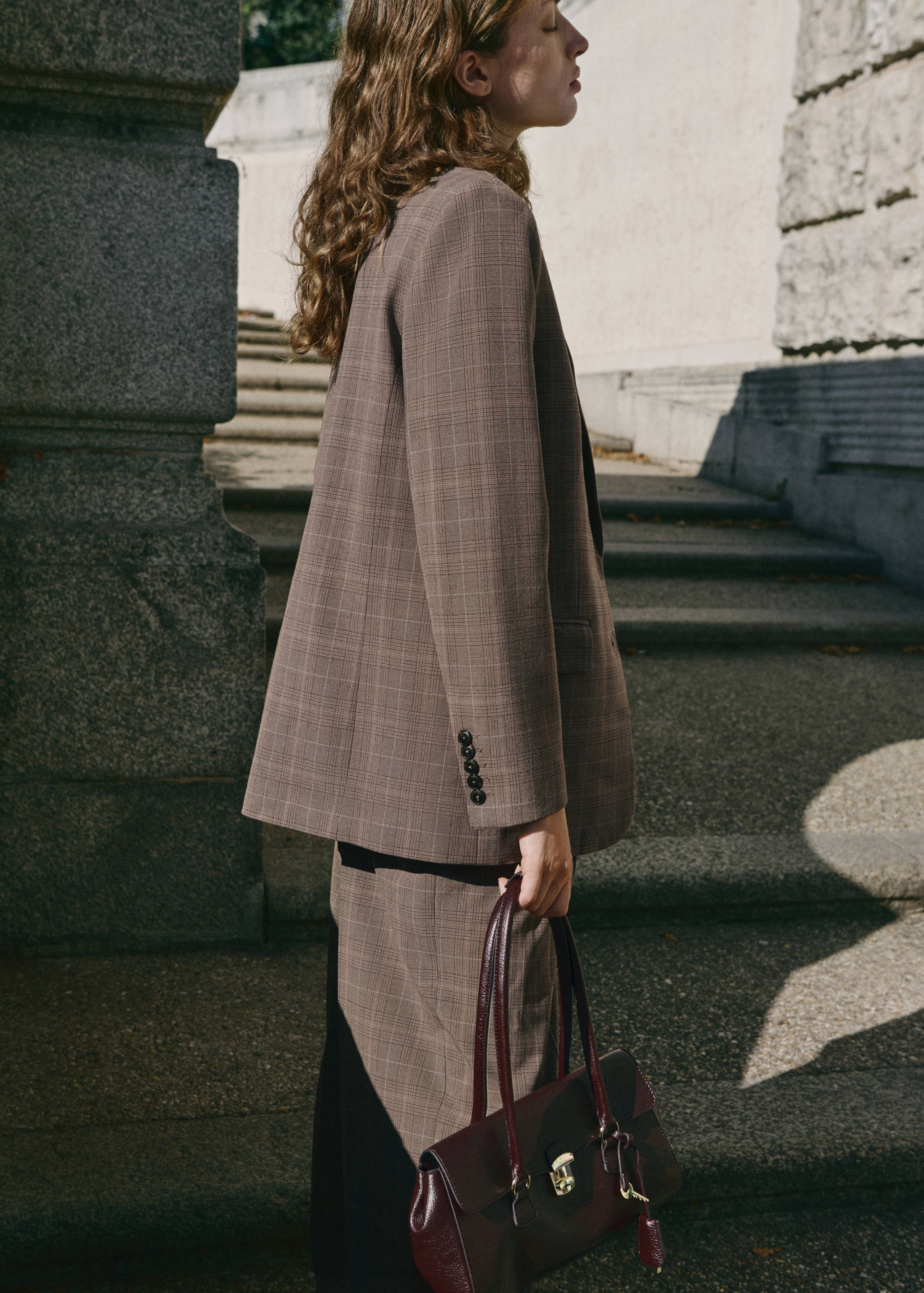 Sacou de costum în carouri - Plan general