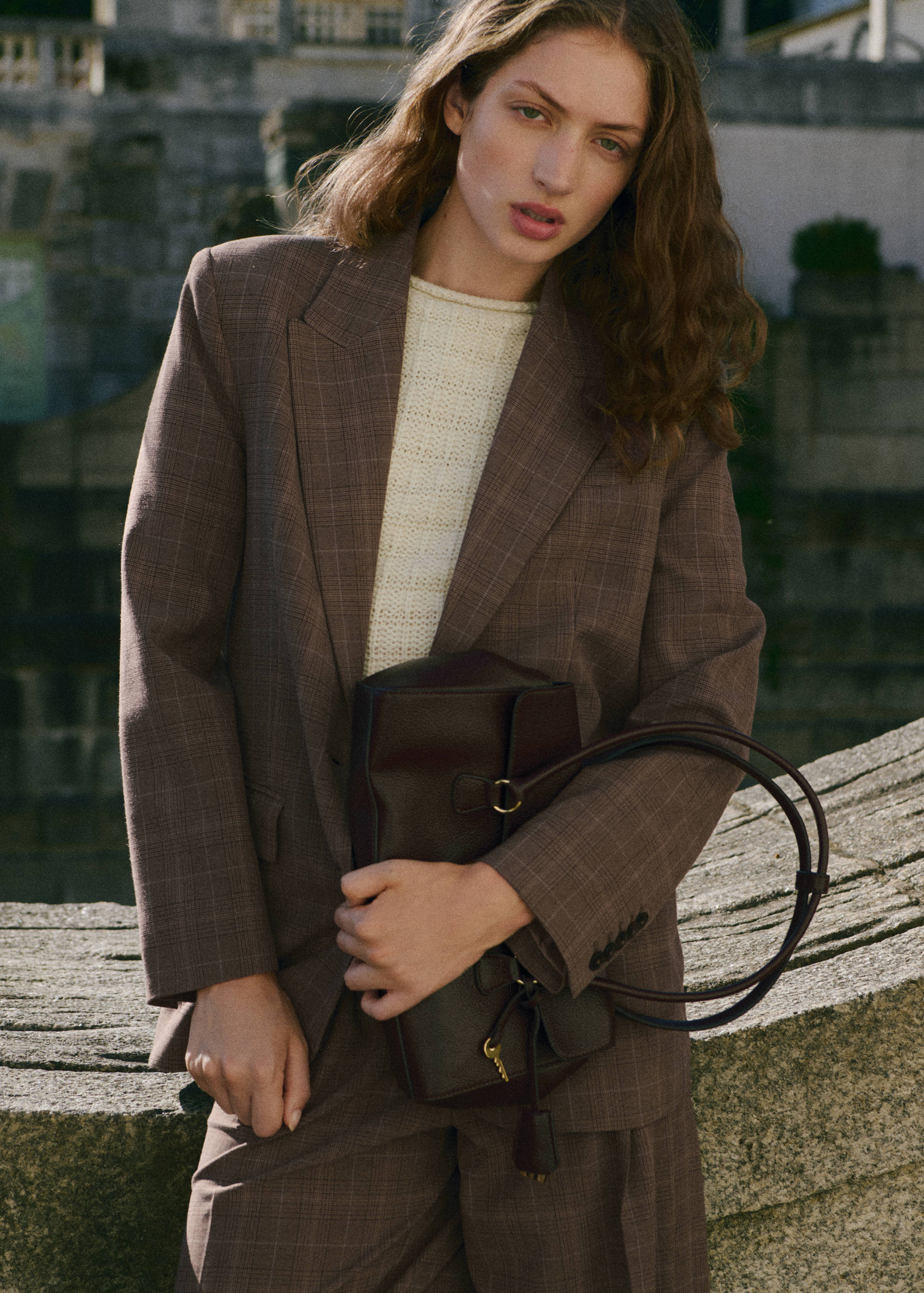 Sacou de costum în carouri - Plan mediu