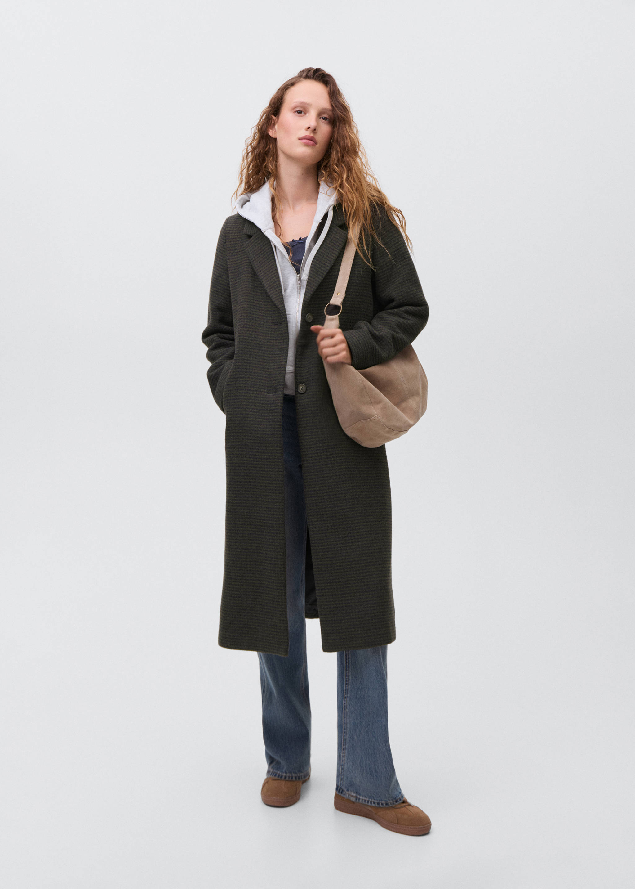 Длинное пальто в клетку - Общий план