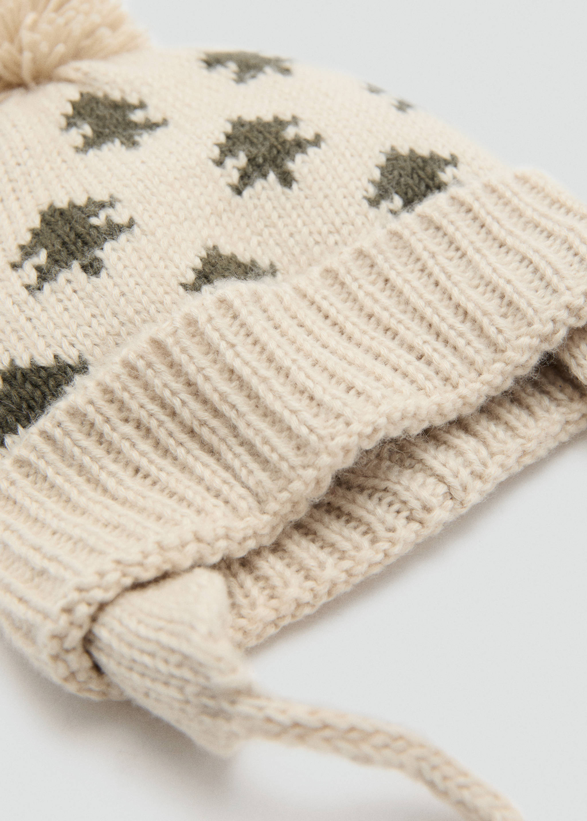 Bonnet brodé à pompon - Plan moyen