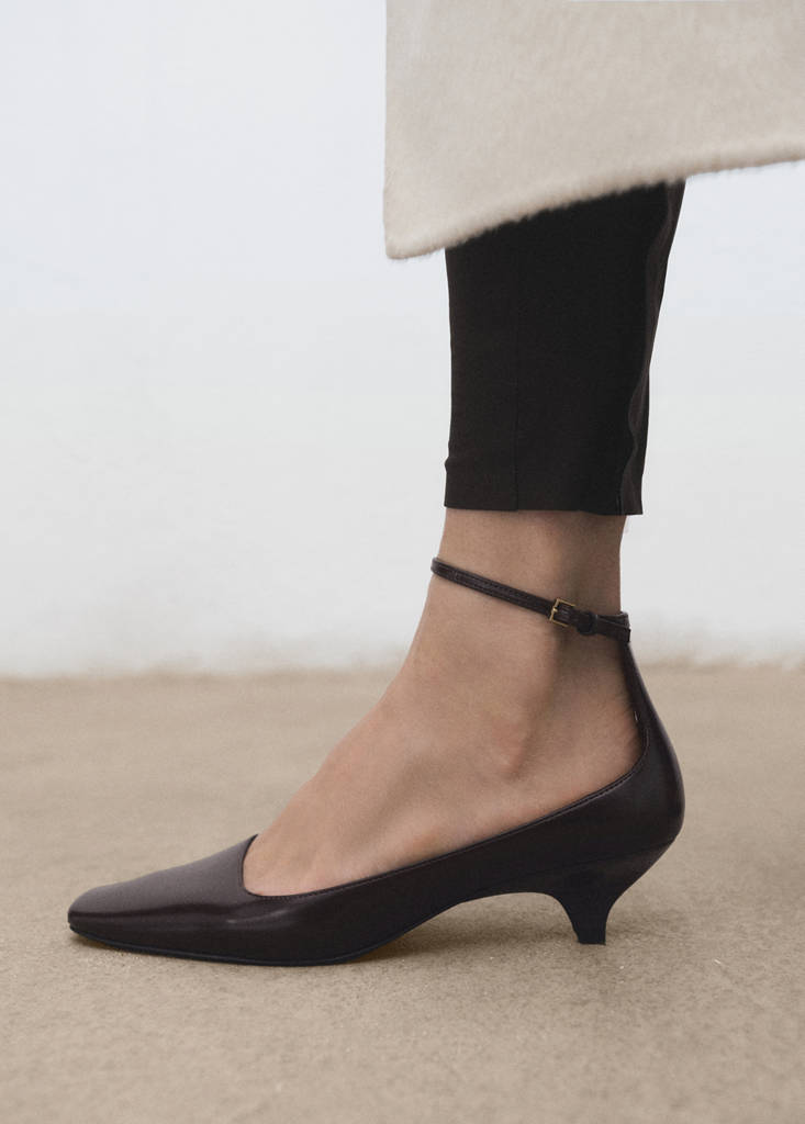Kitten-heeled shoes with ankle strap — Chocolate