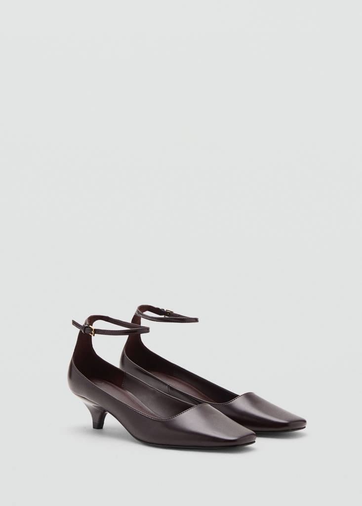 Kitten-heeled shoes with ankle strap — Chocolate