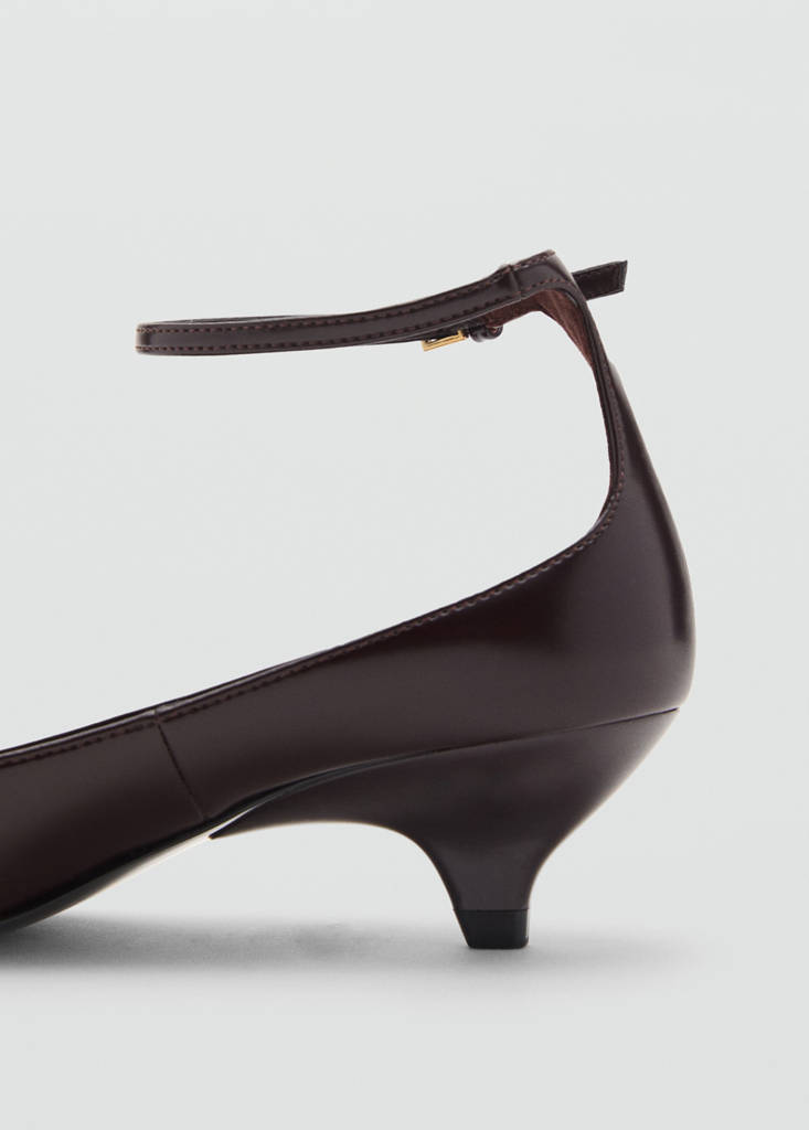Kitten-heeled shoes with ankle strap — Chocolate