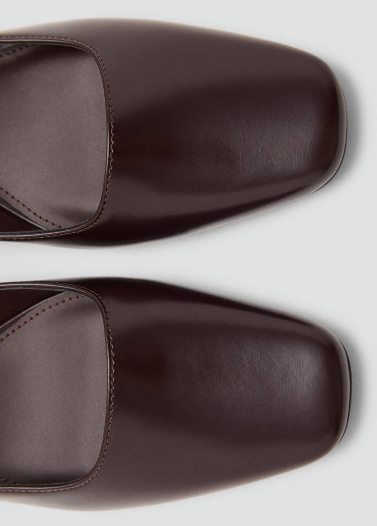 Kitten-heeled shoes with ankle strap — Chocolate