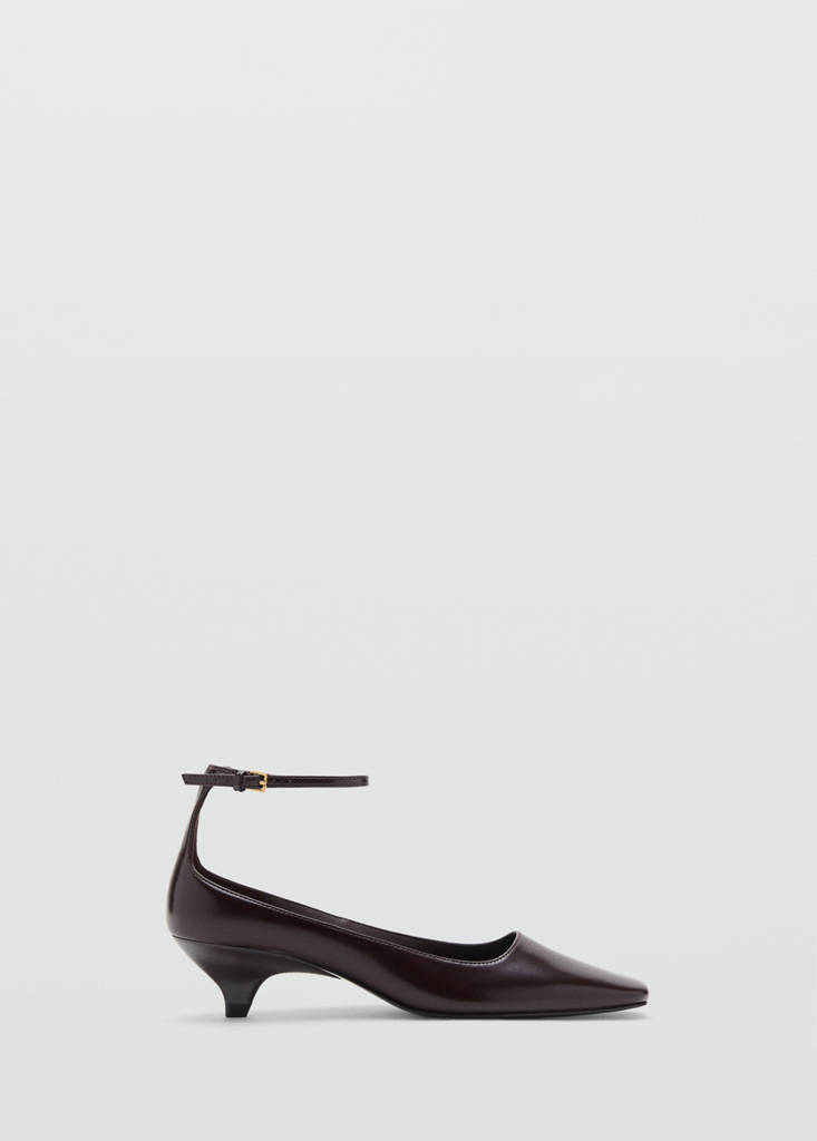 Kitten-heeled shoes with ankle strap — Chocolate