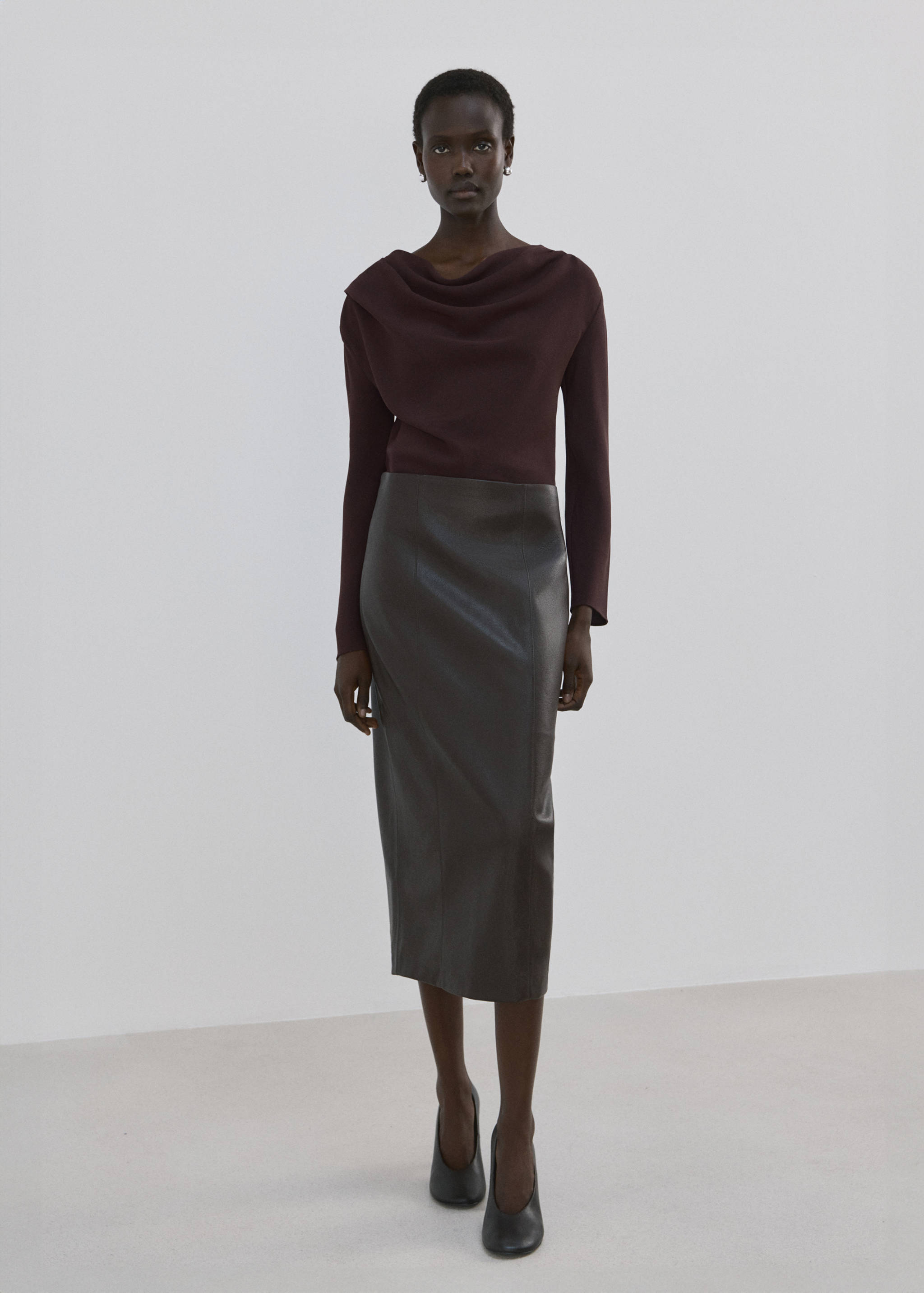 Blouse with asymmetrical neckline - General plane