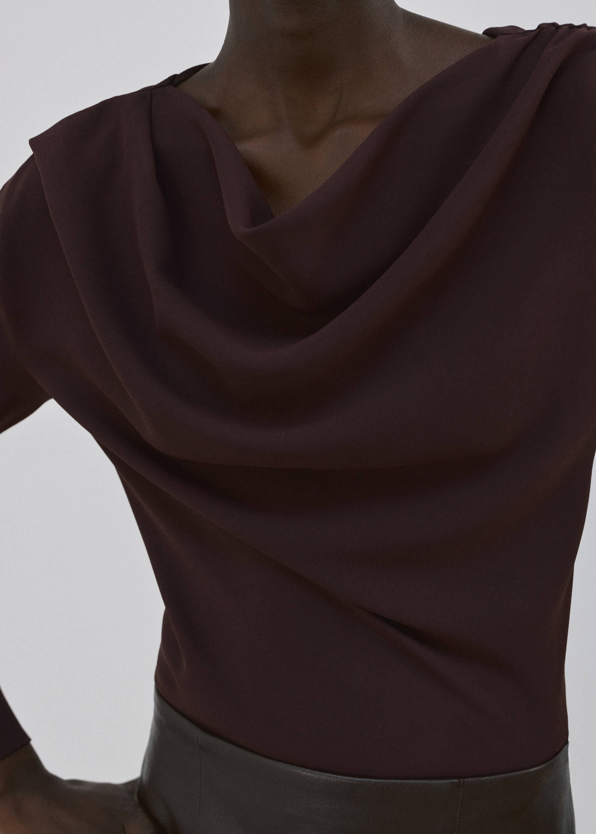 Blouse with asymmetrical neckline - Medium plane