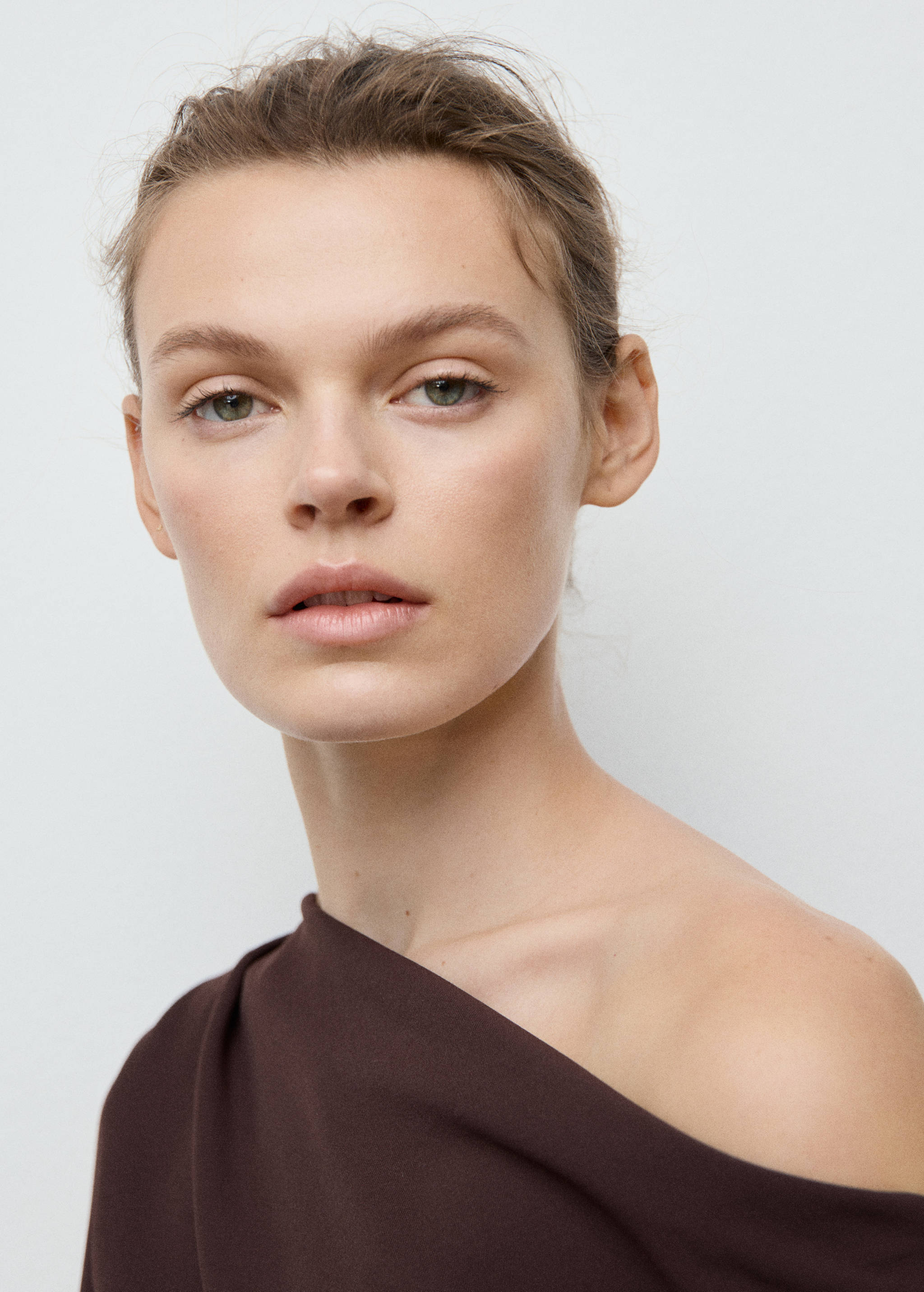 Blouse with asymmetrical neckline - Details of the article 1