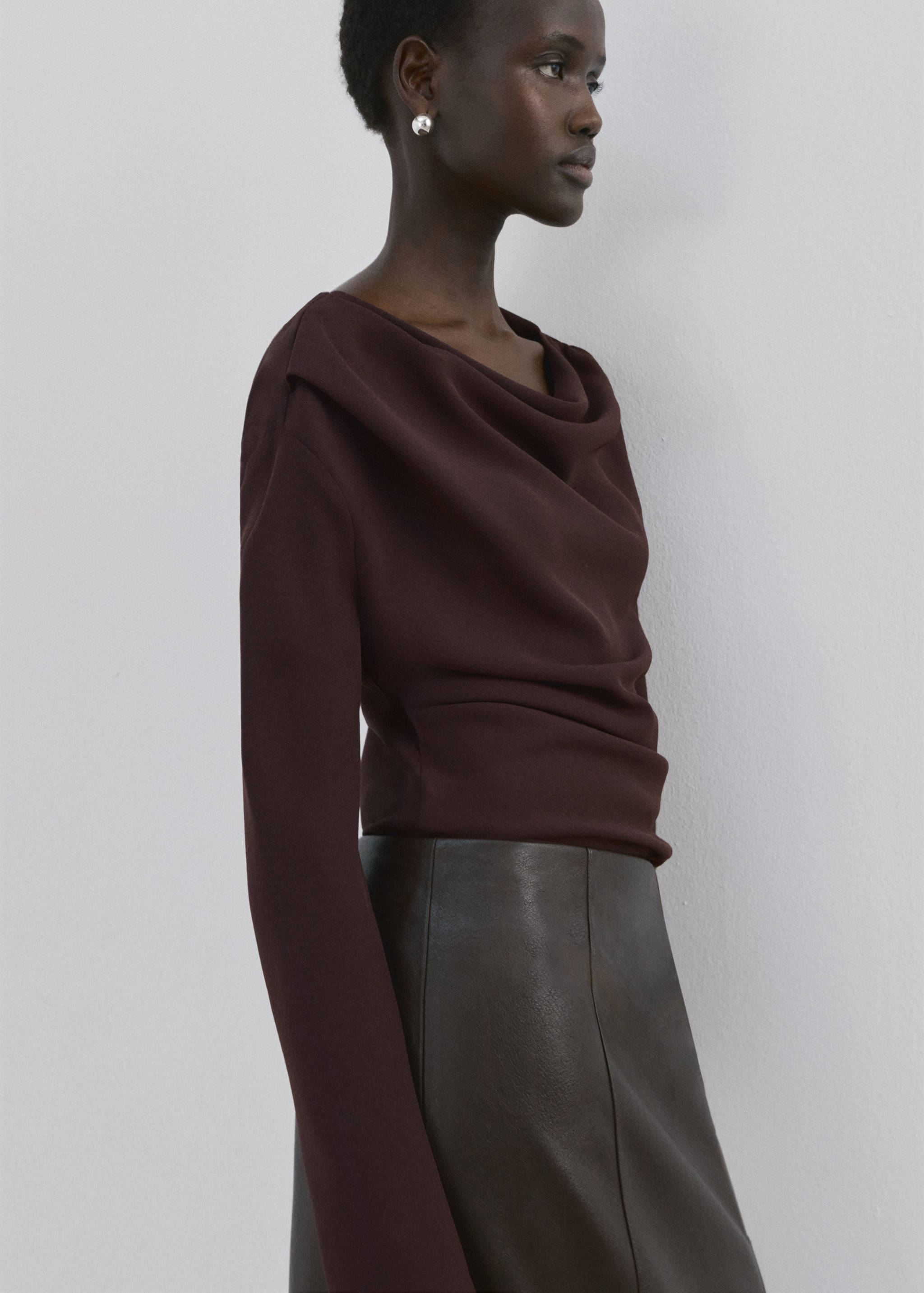 Blouse with asymmetrical neckline - Details of the article 2