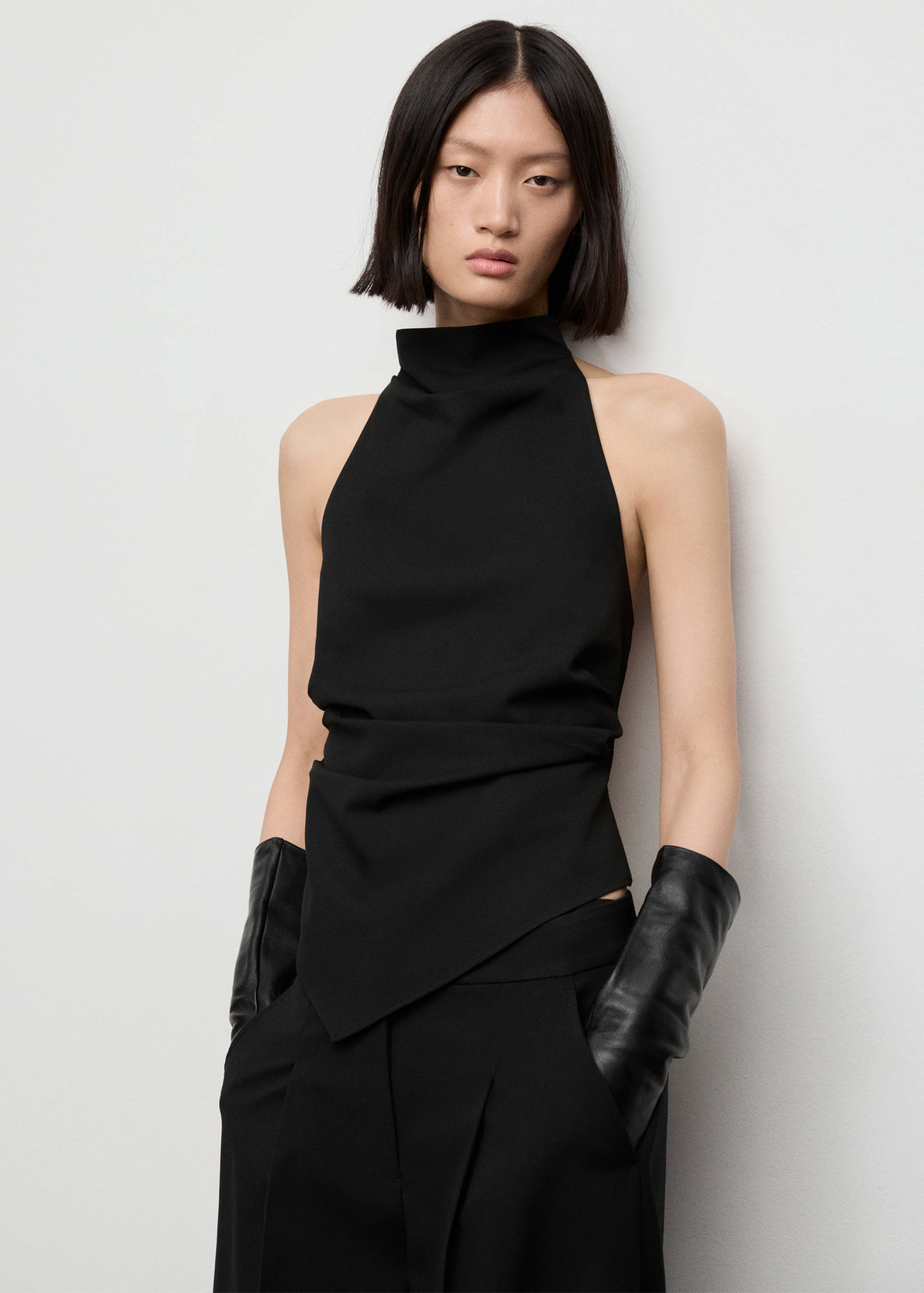 Neckholder-Top mit offenem Rücken - Mittlere Ansicht