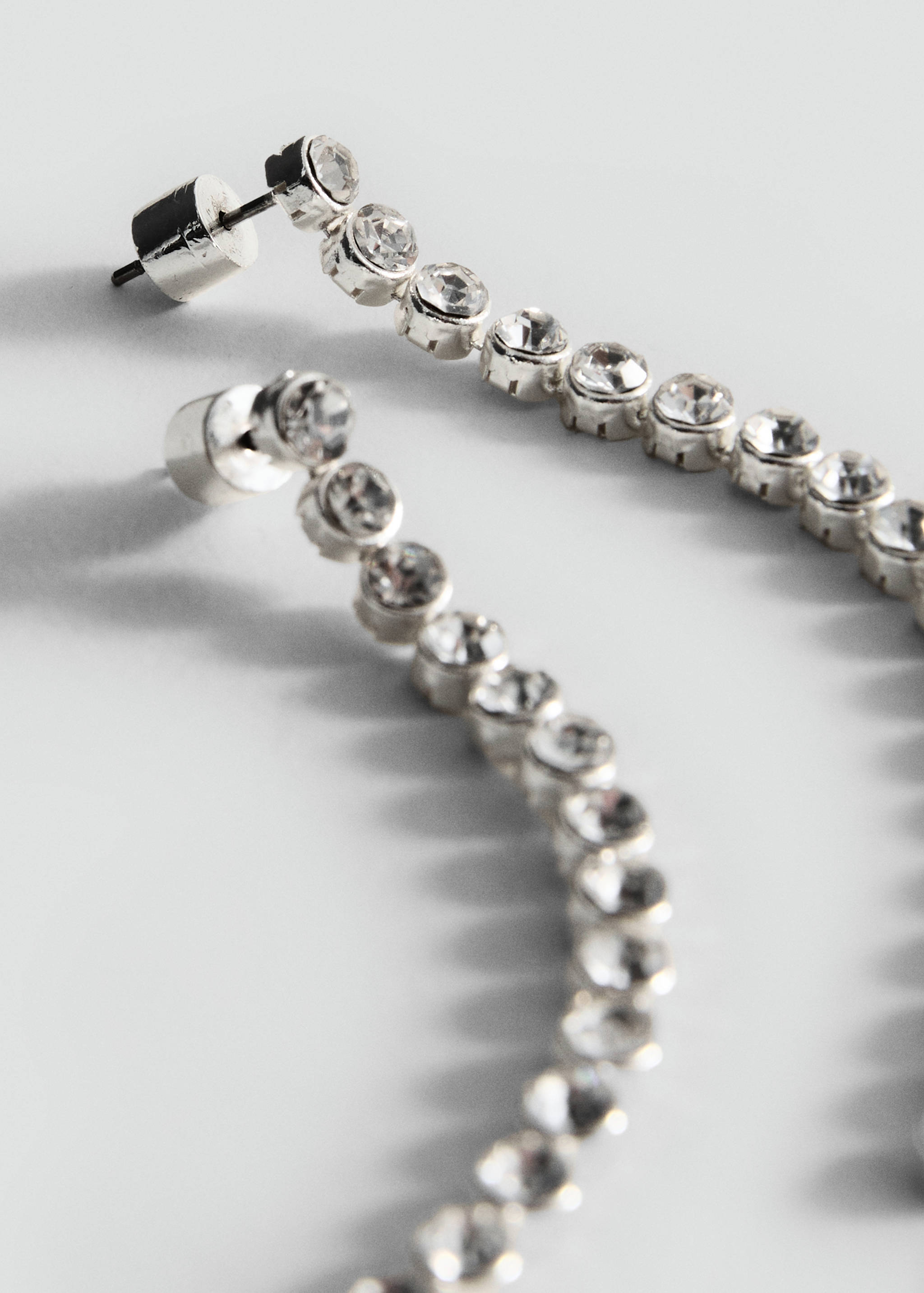 Boucles d'oreilles pendantes cristaux - Plan moyen