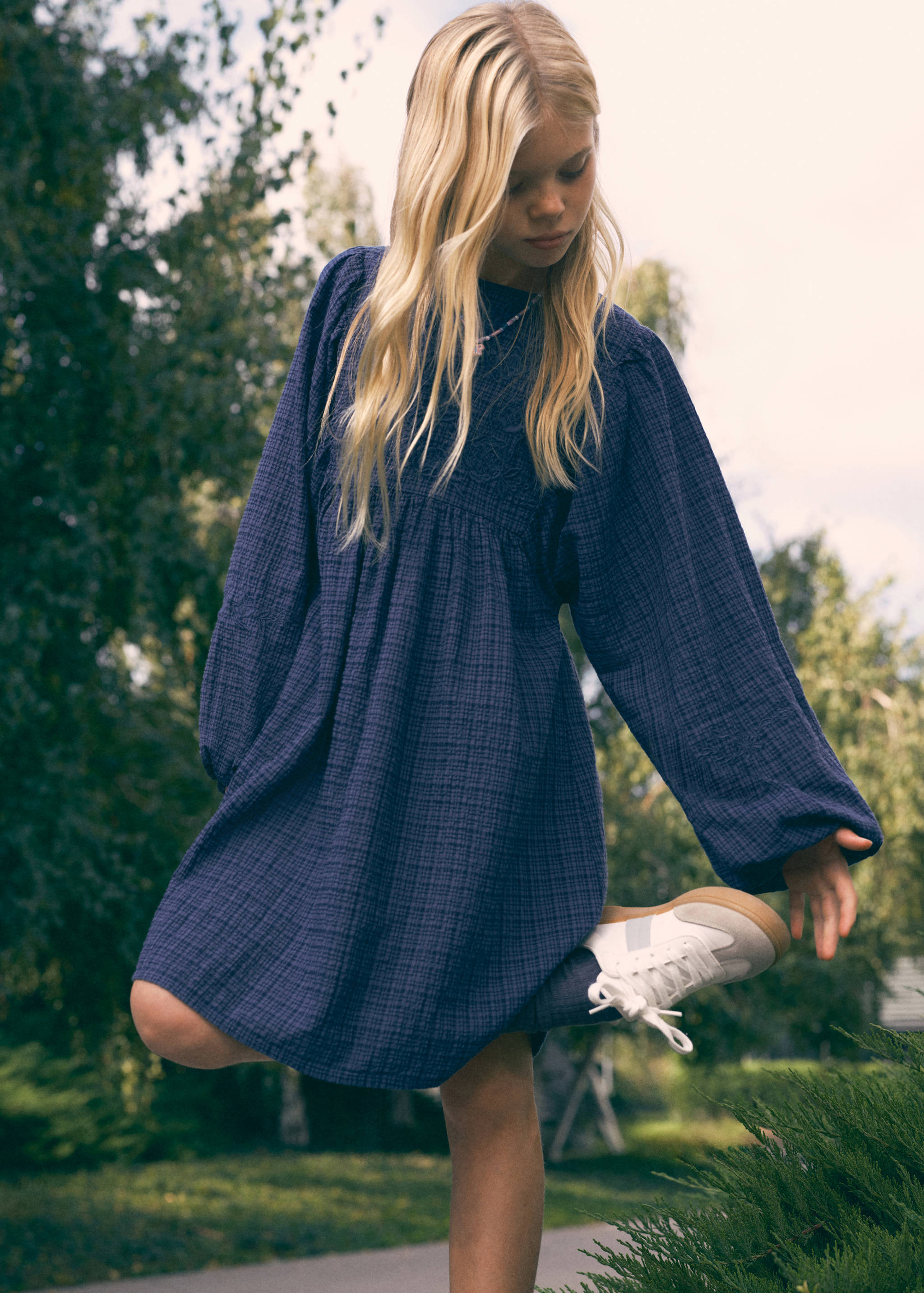 Check dress with embroidered detail - Details of the article 5