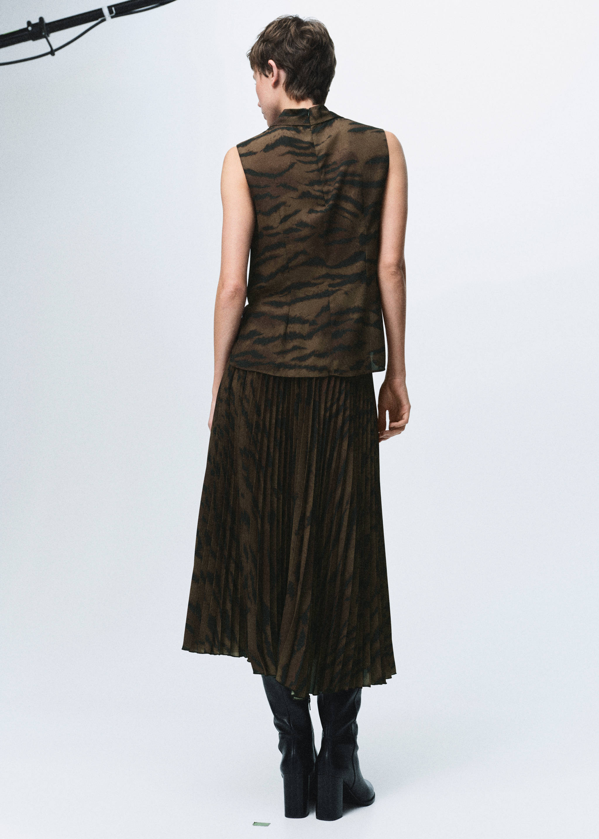 Pleated skirt with belt - Reverse of the article