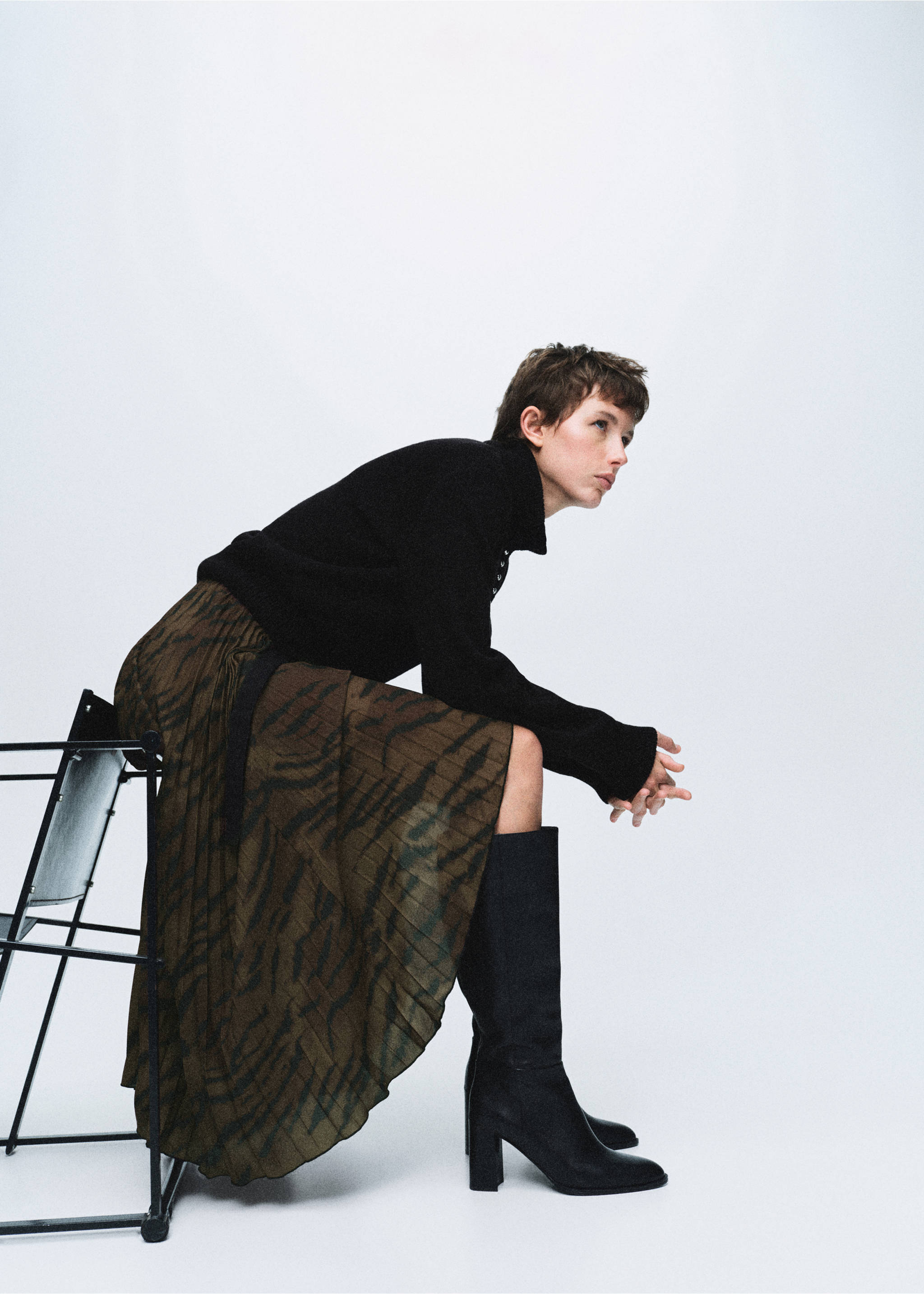 Pleated skirt with belt - Details of the article 2, Brown. Ref: 17088290-00.