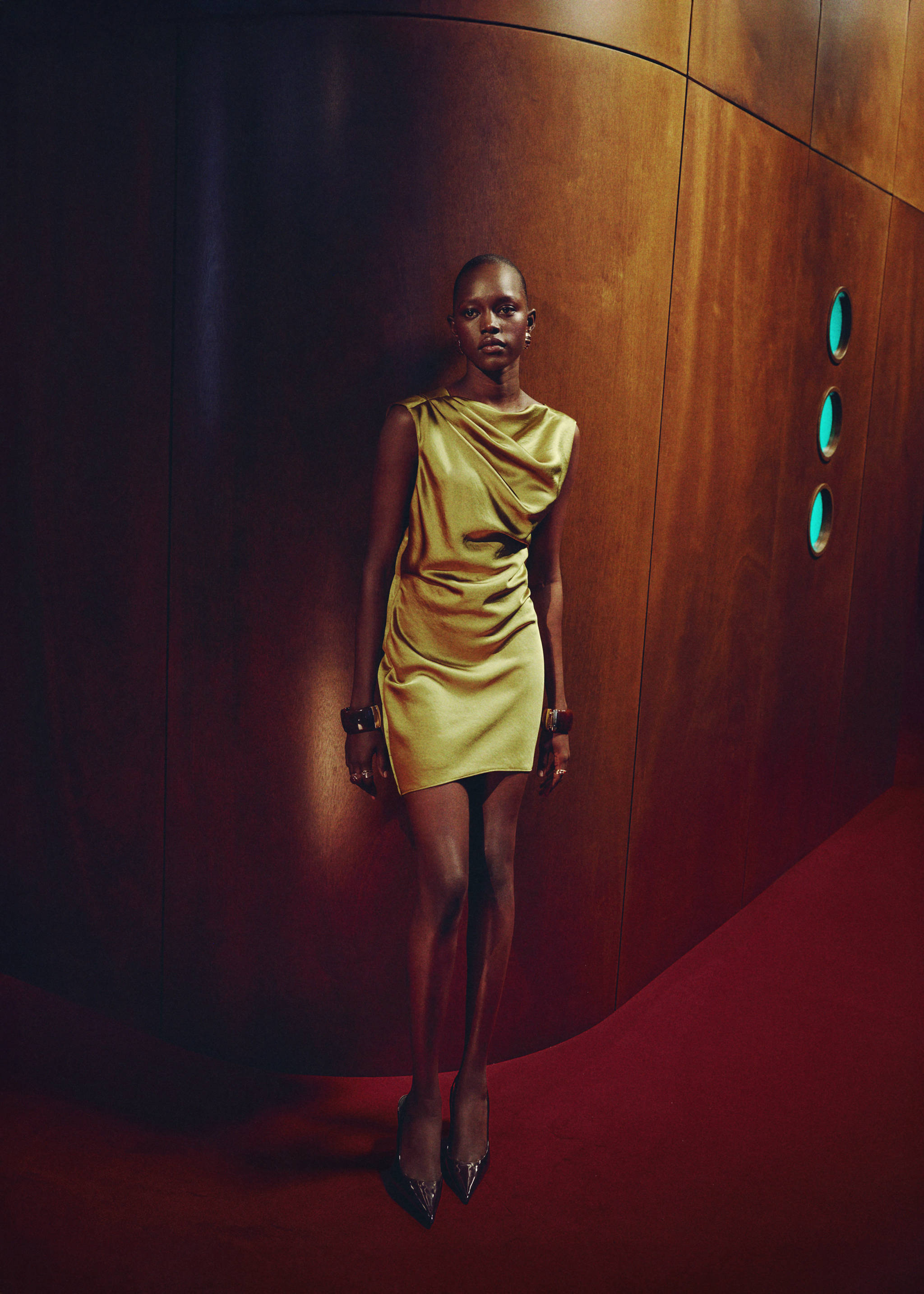 Open-back satin-effect dress - General plane