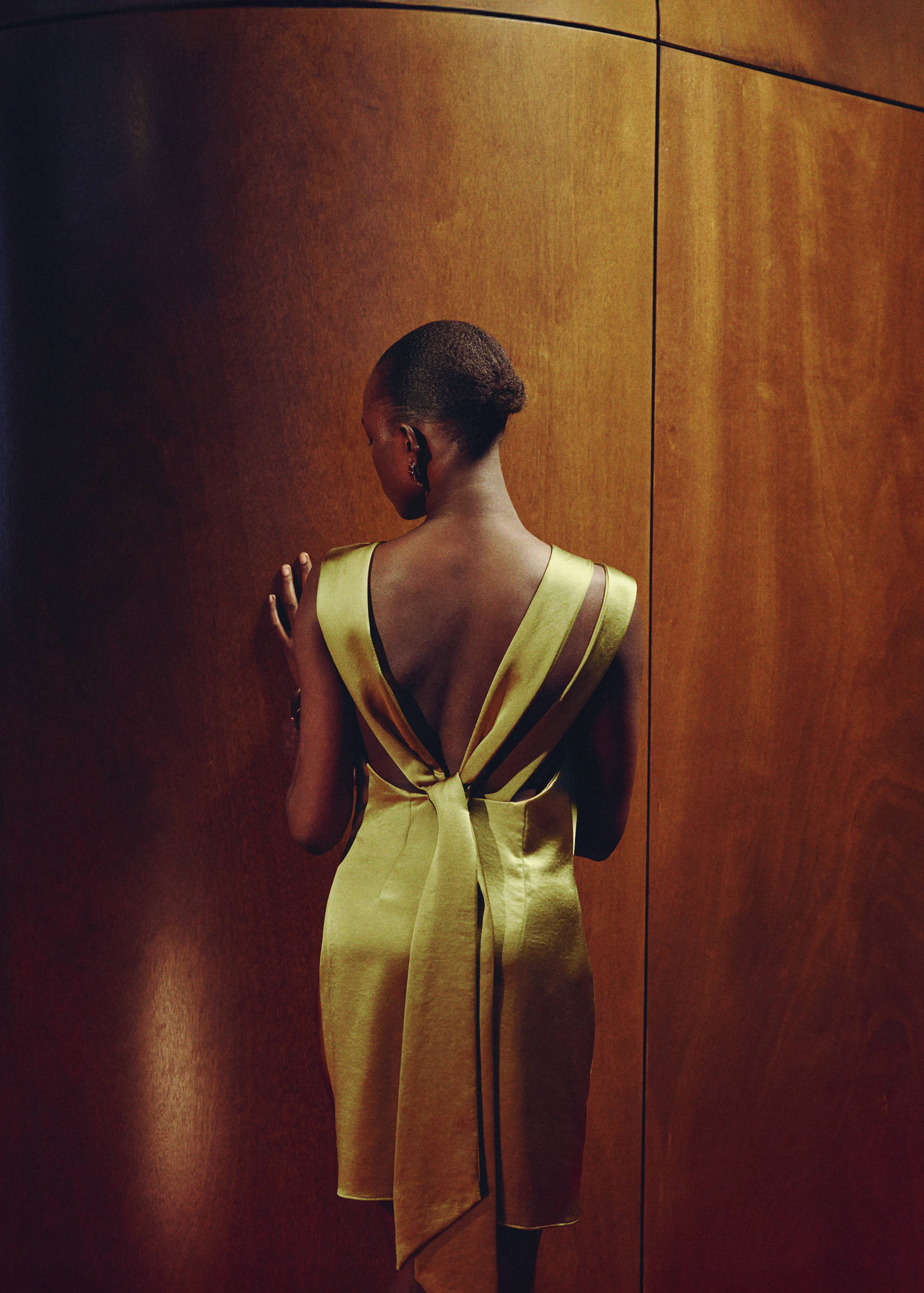 Open-back satin-effect dress - Reverse of the article