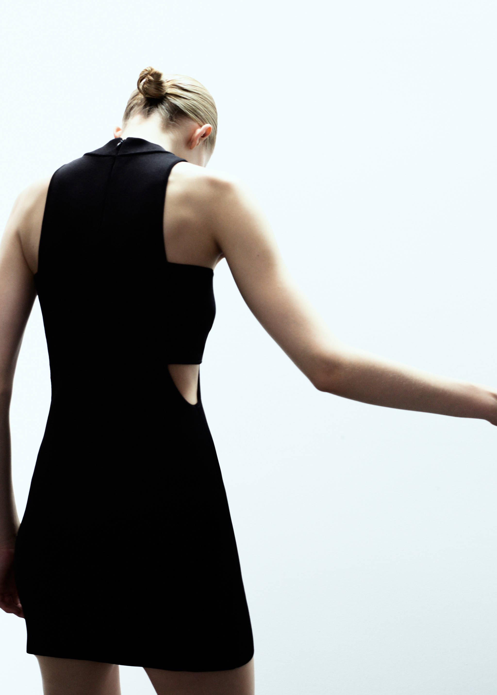 Knitted dress with cut-out - Reverse of the article