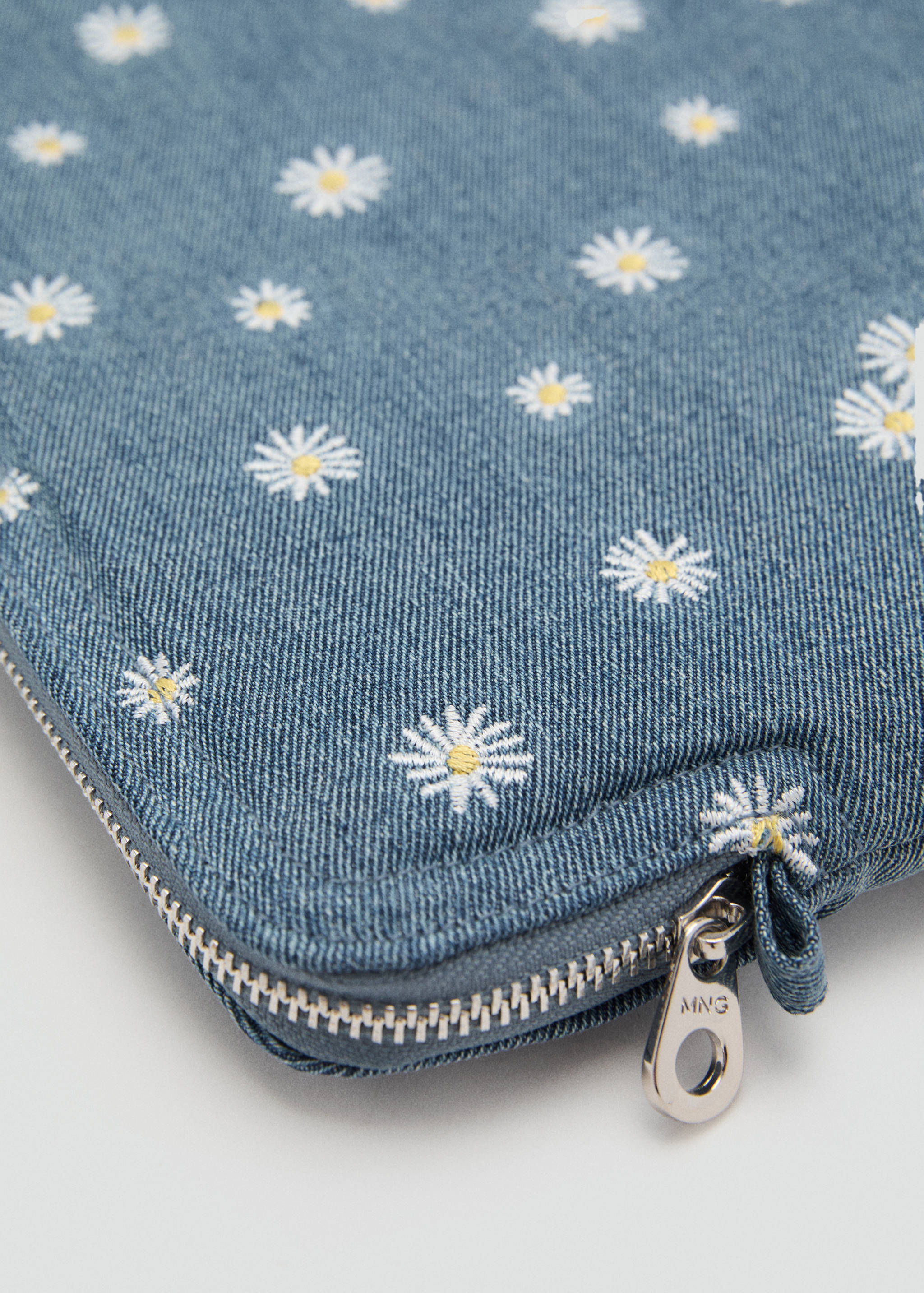 Flower-embroidered denim case - Details of the article 2