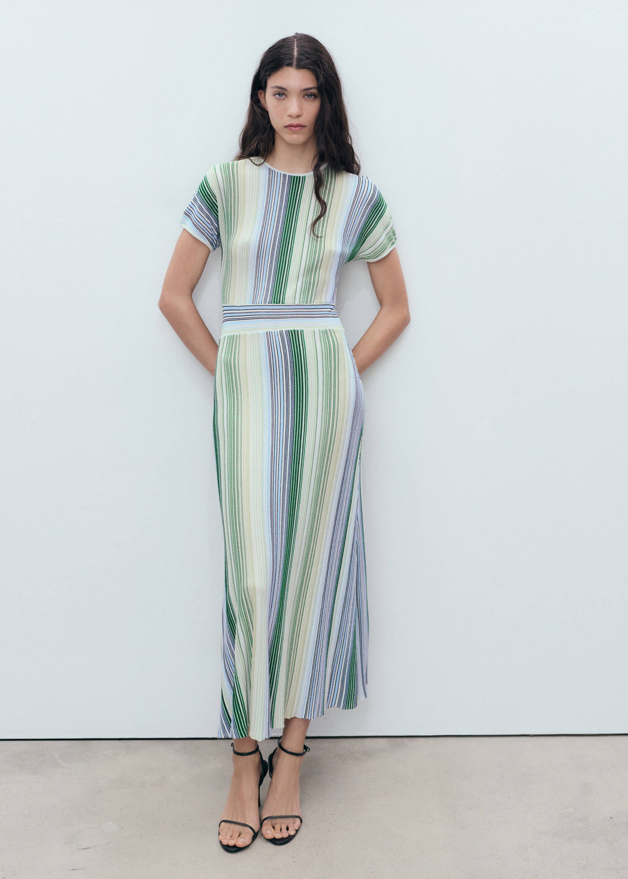 Sukienka w tkane paski - Plan ogólny