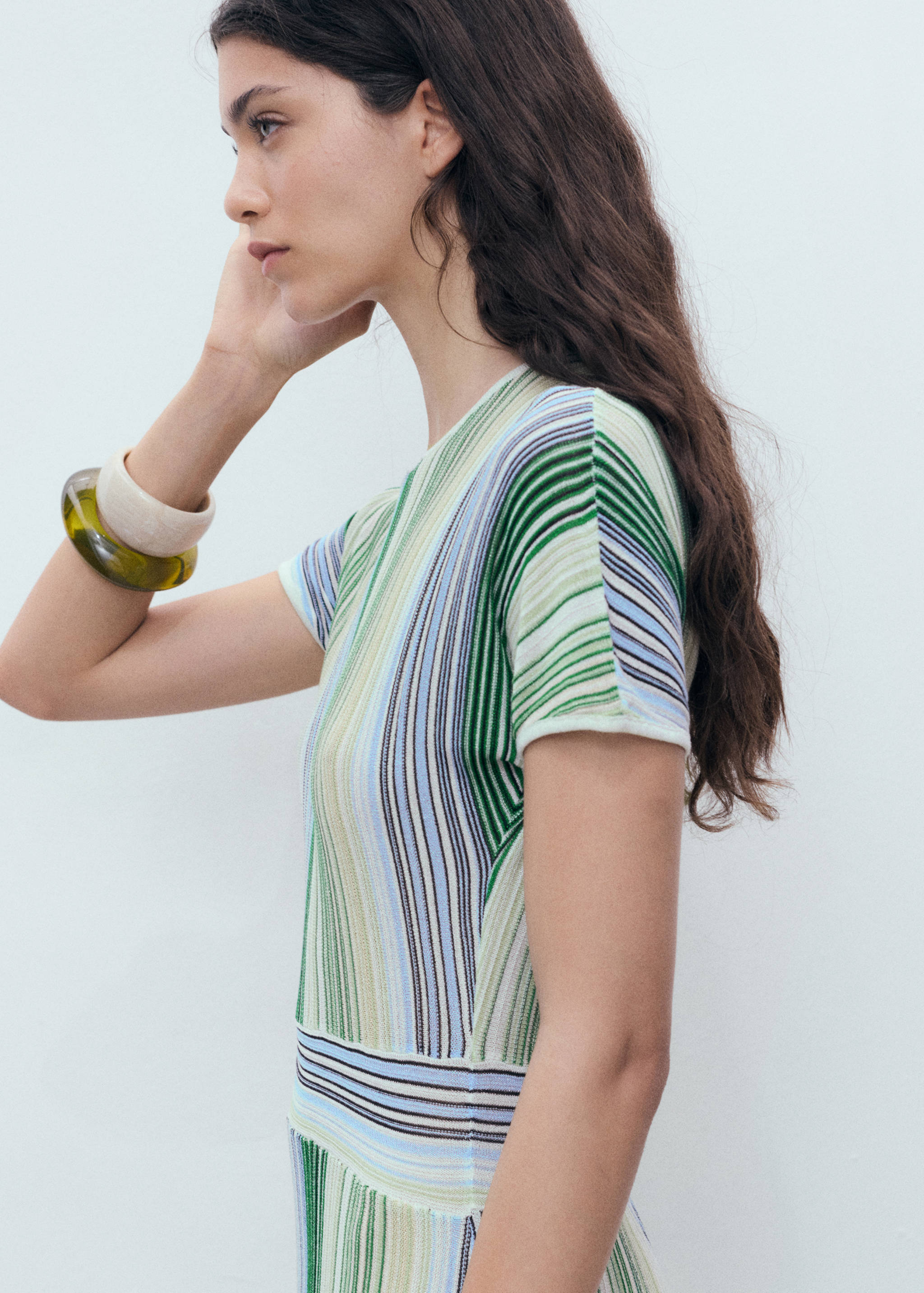 Sukienka w tkane paski - Plan średni