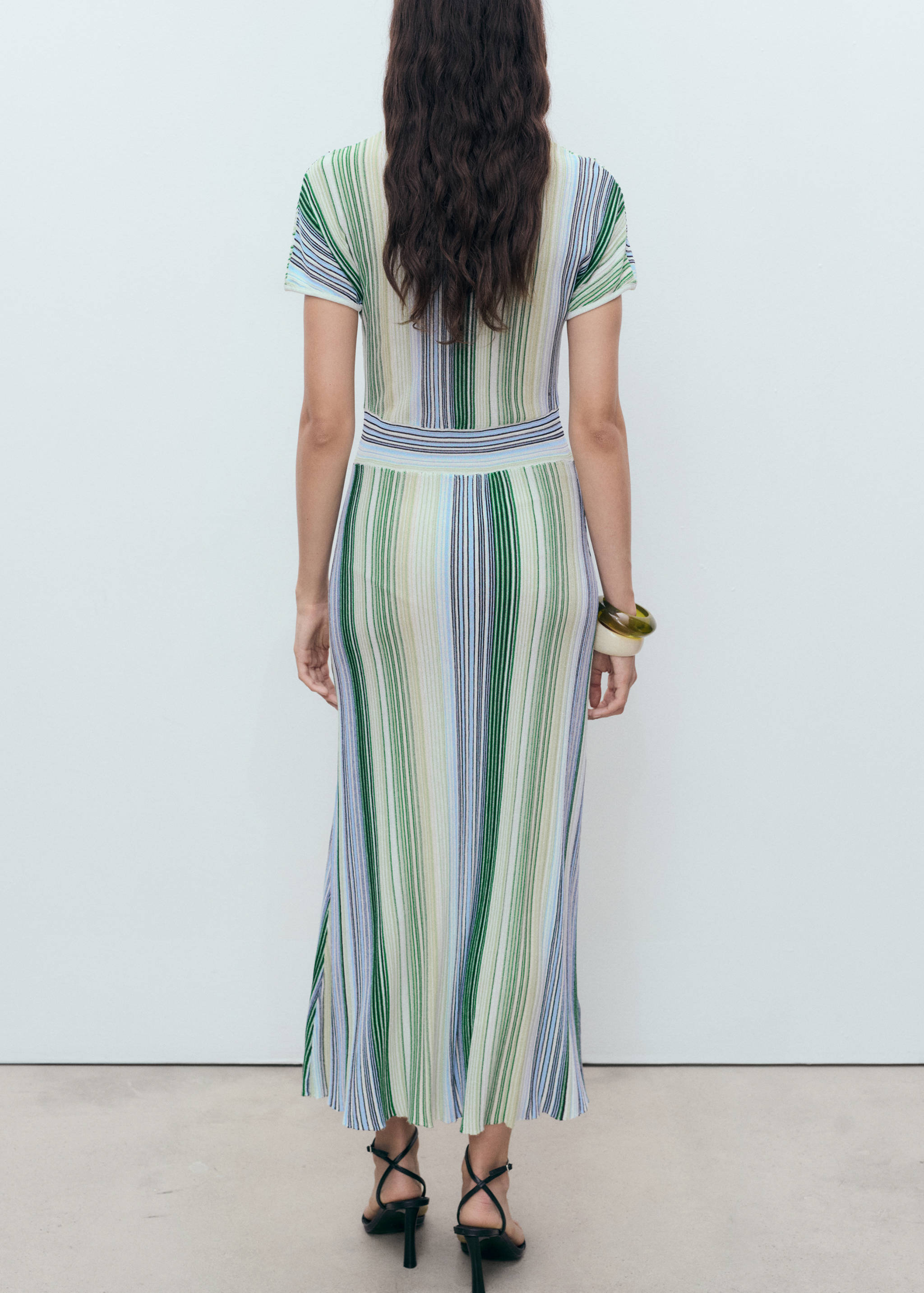 Sukienka w tkane paski - Tylna strona artykułu