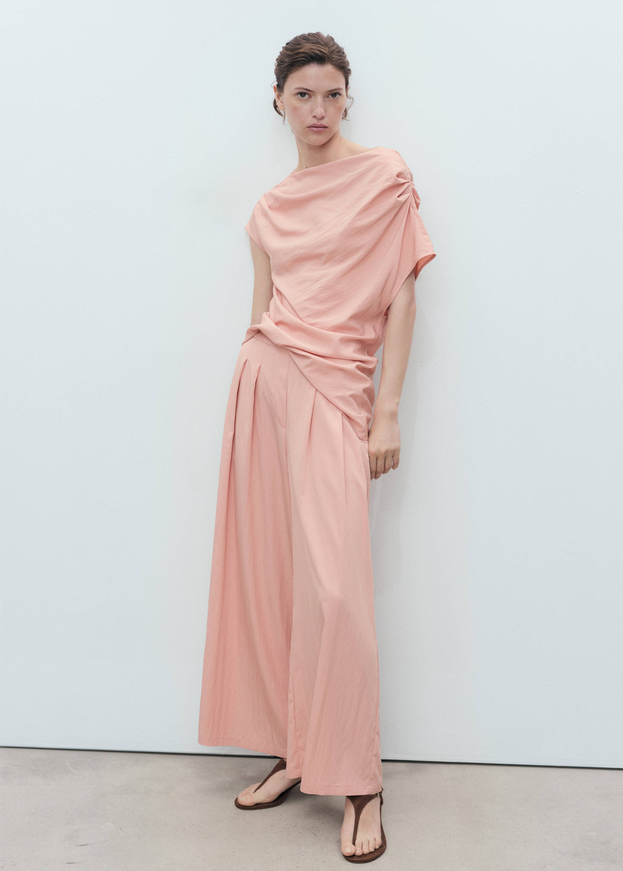 Брюки-палаццо с защипами - Общий план