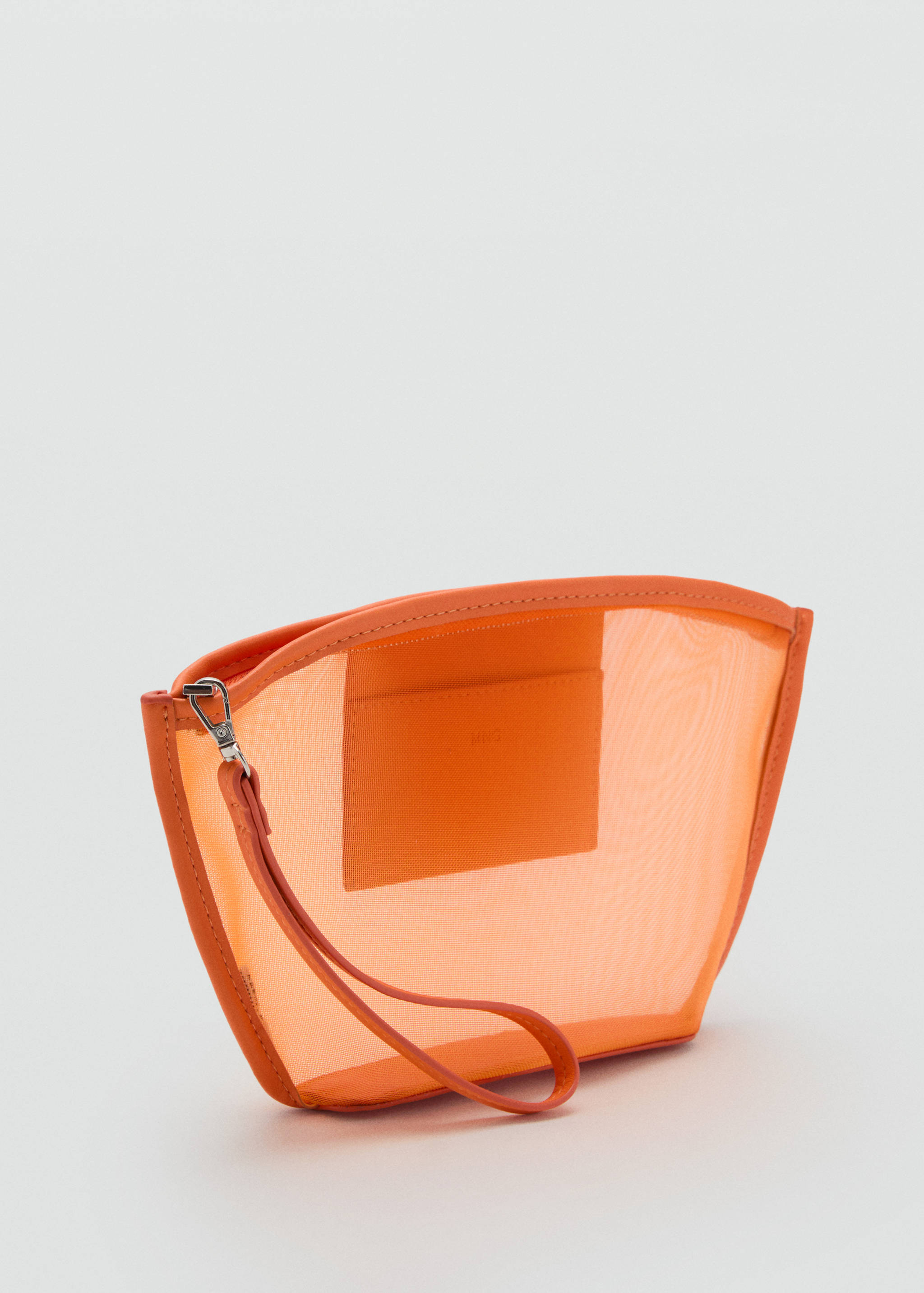 Сетчатая косметичка - Средний план