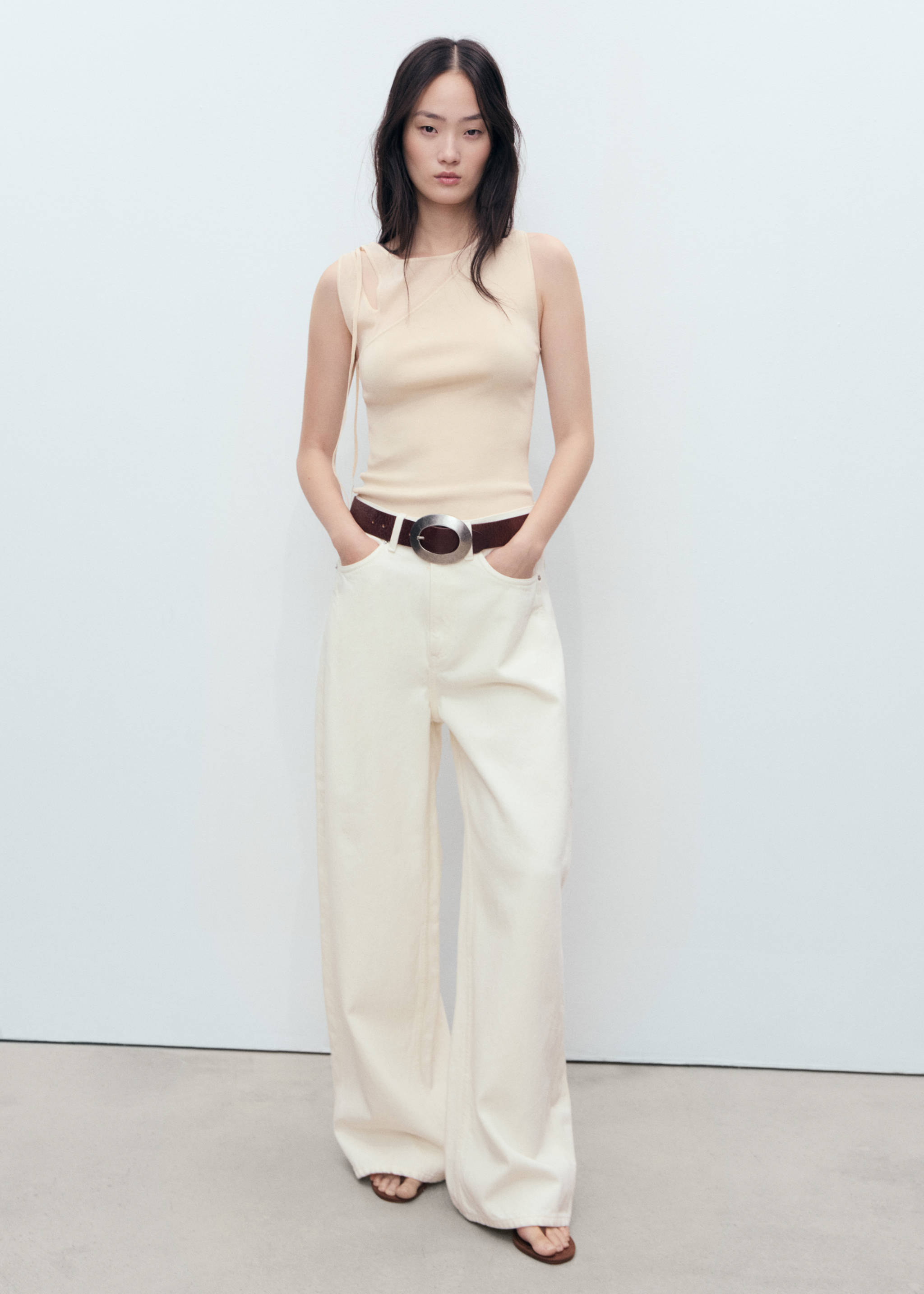 Knitted top with cut-out - General plane