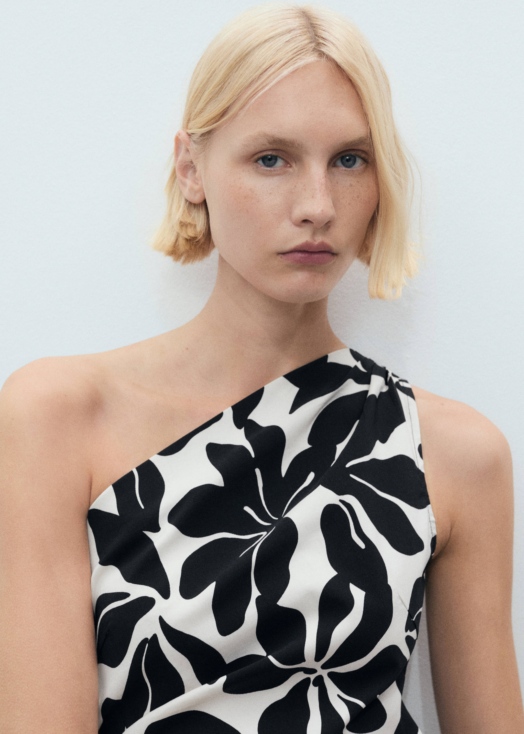 Asymmetrical pleated dress - Details of the article 1