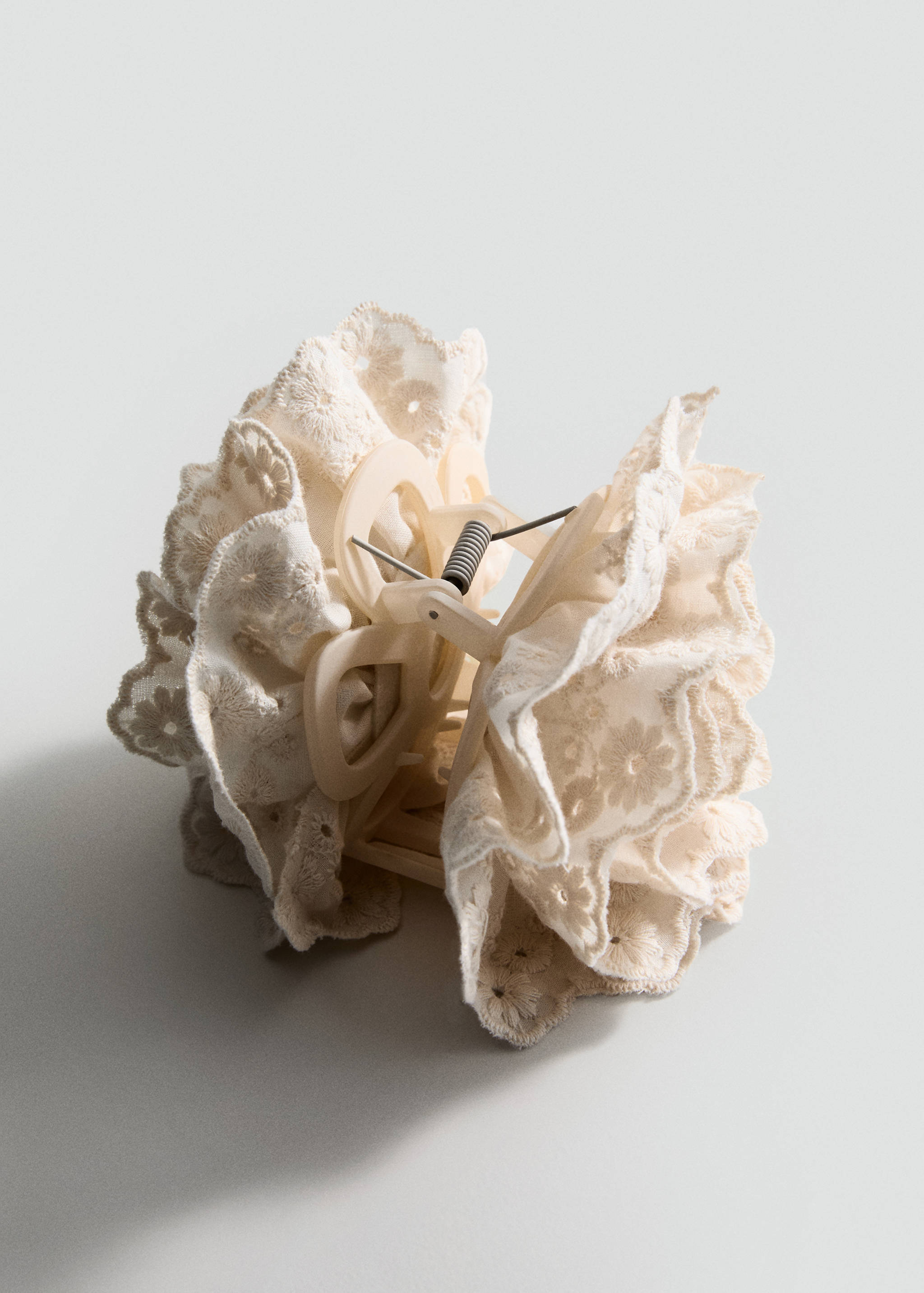 Pinza flor tejido bordado - Plano medio