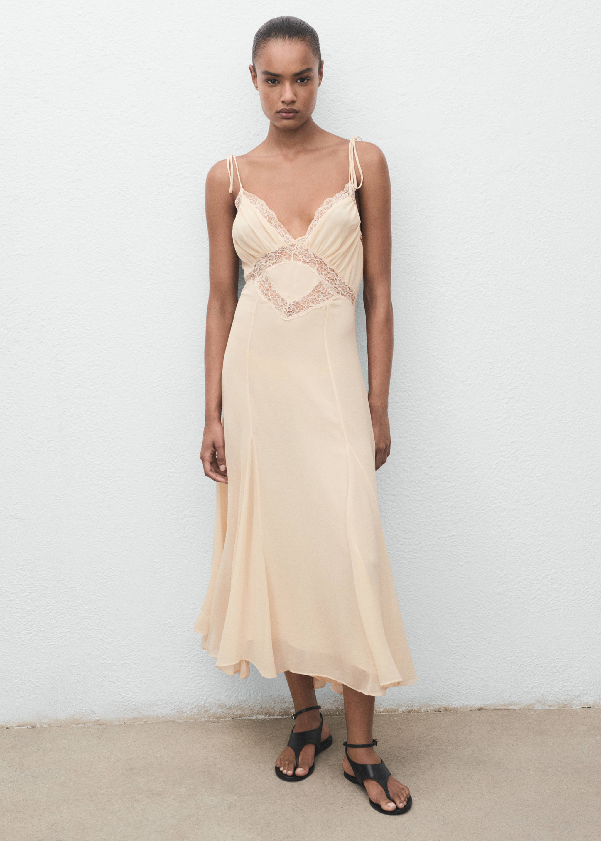 Rochie tip furou cu dantelă - Plan general