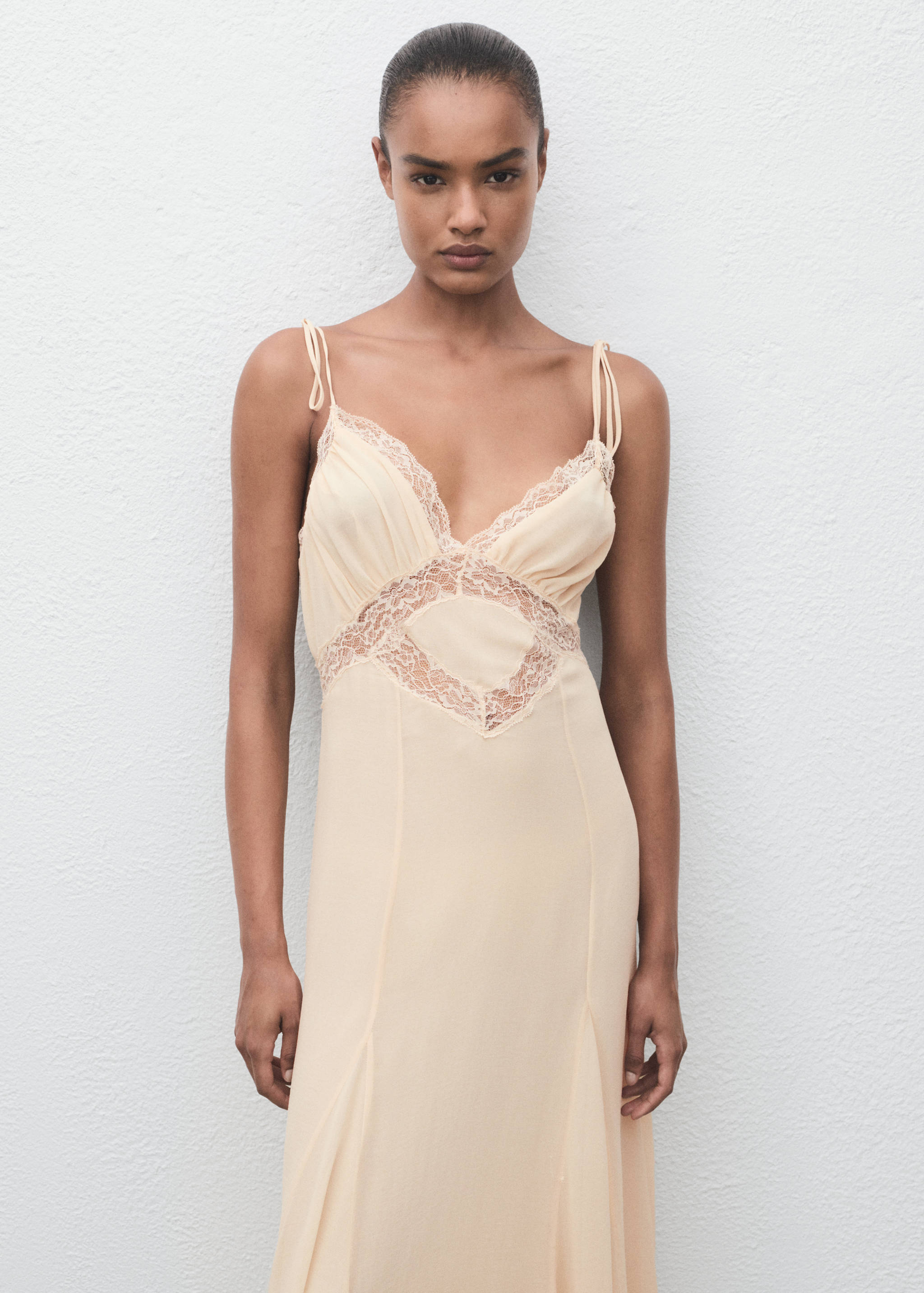 Rochie tip furou cu dantelă - Plan mediu