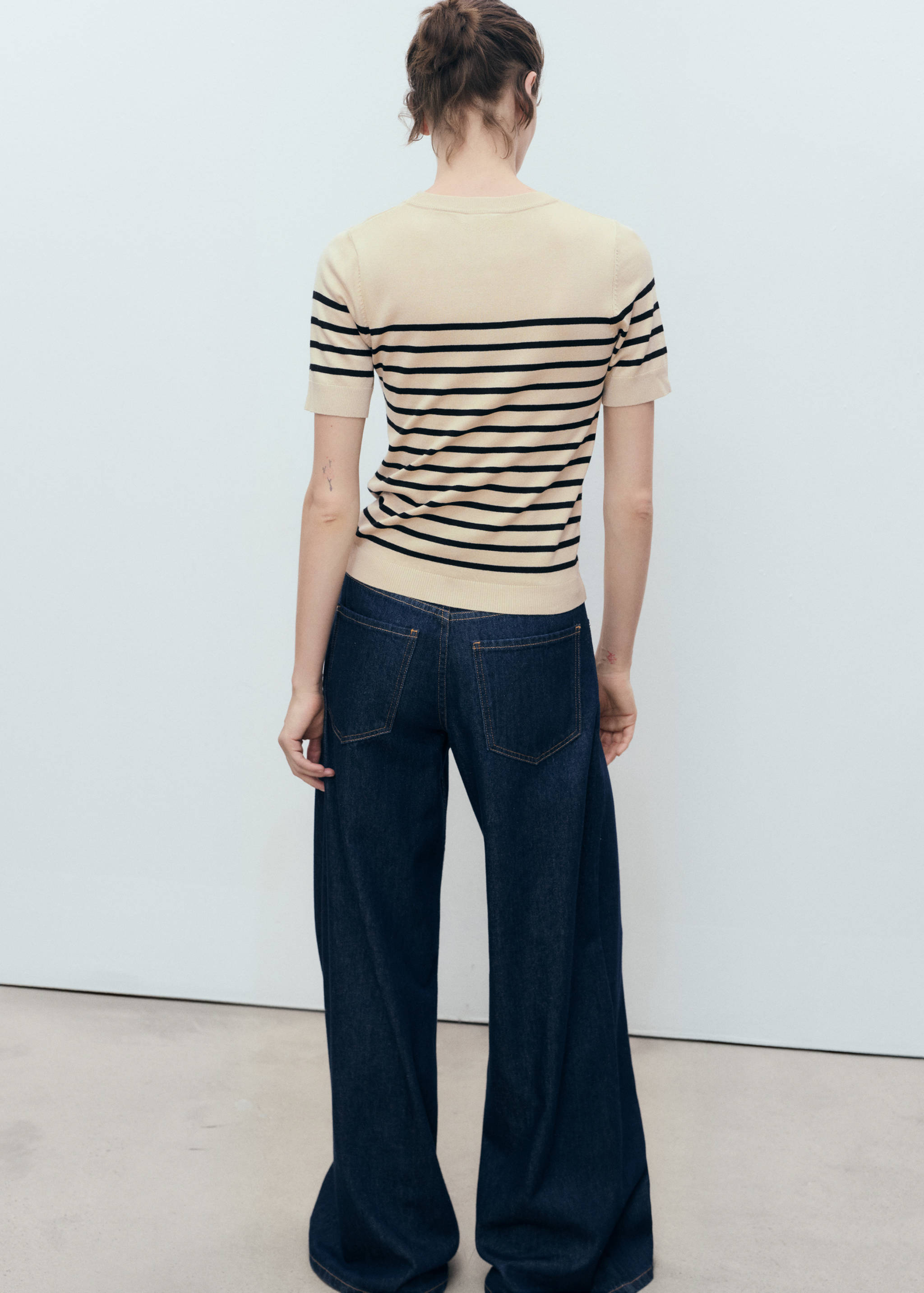 Short-sleeved fine-knit sweater - Reverse of the article