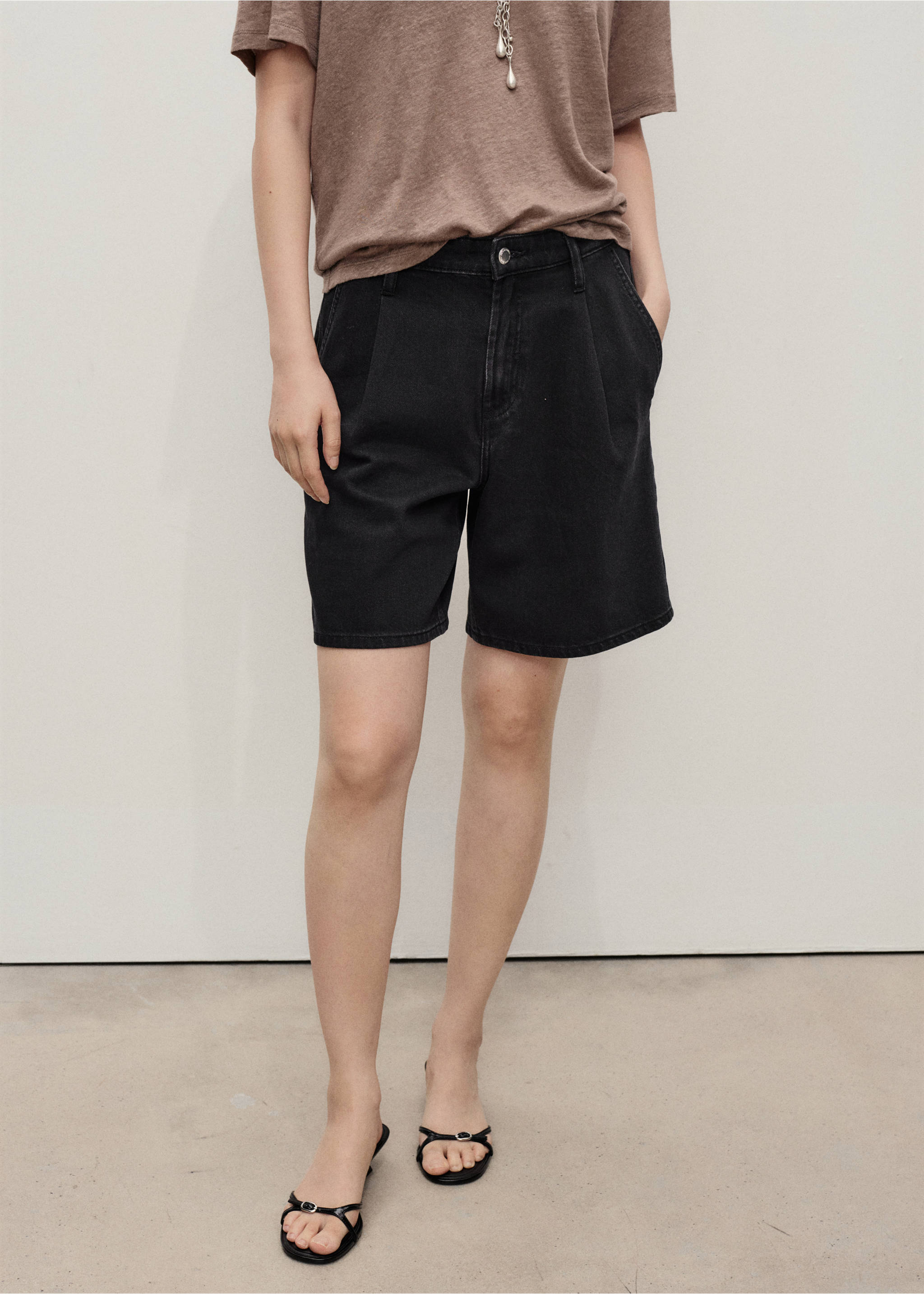 Mid-rise denim bermuda shorts with pleats - Medium plane, Black denim. Ref: 17091204-00.