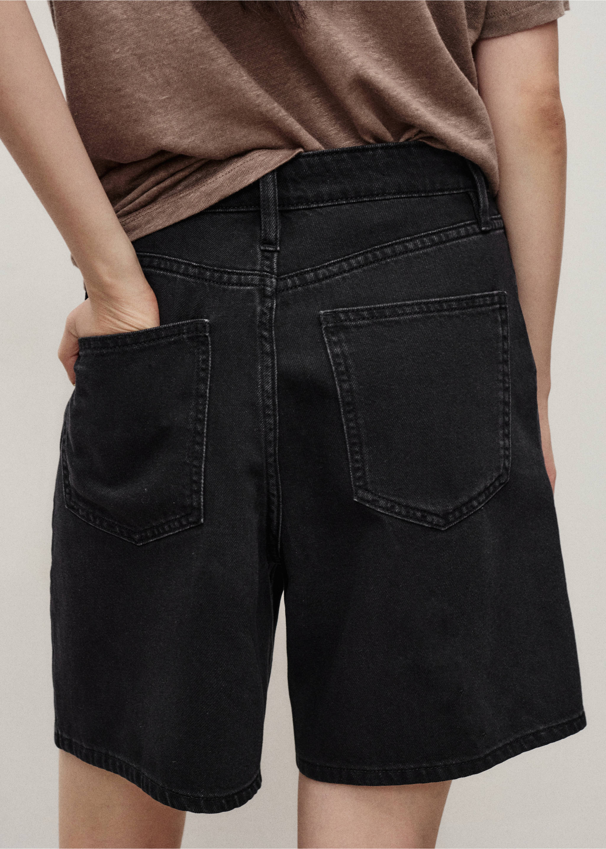 Mid-rise denim bermuda shorts with pleats - Reverse of the article, Black denim. Ref: 17091204-00.