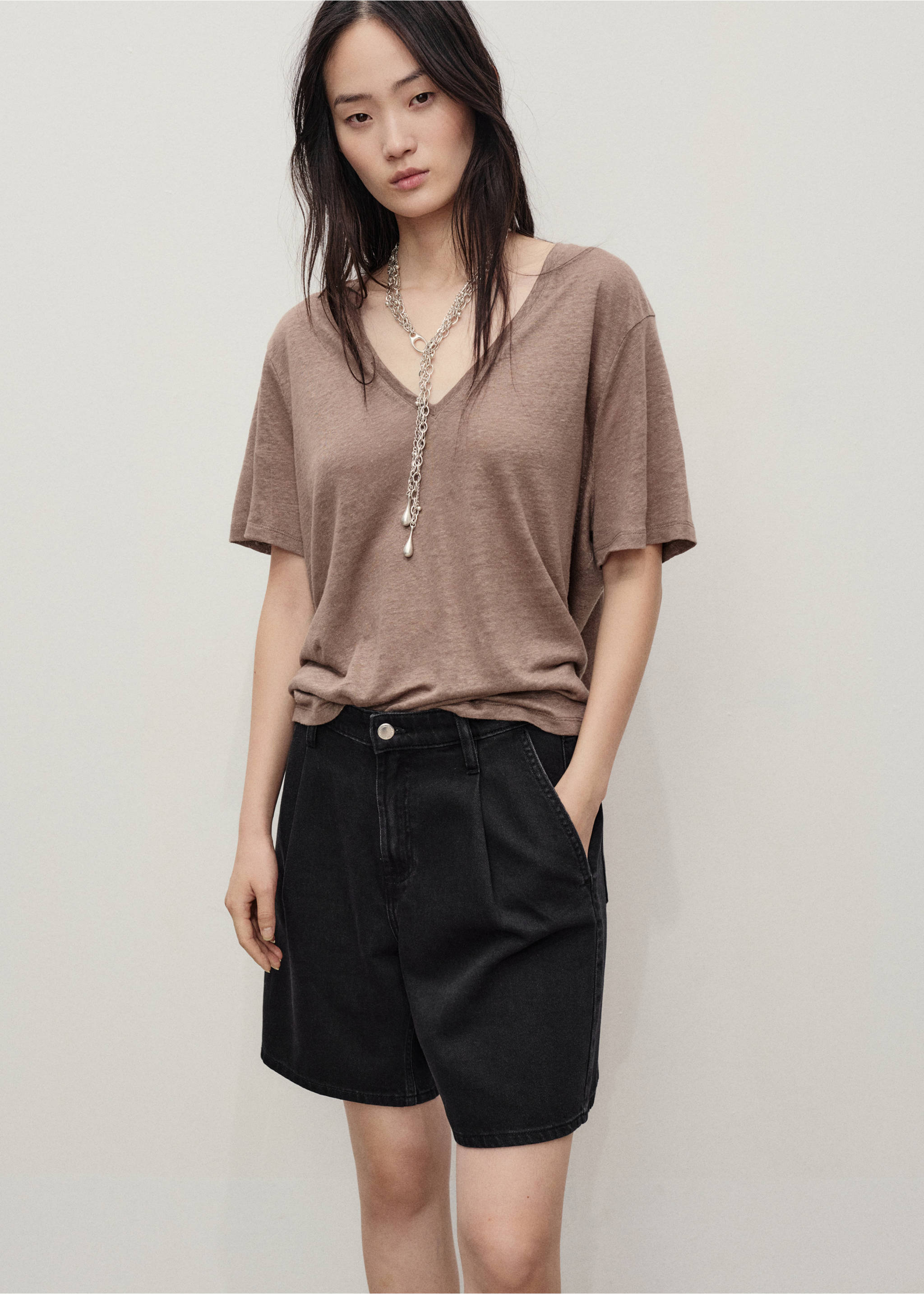 Mid-rise denim bermuda shorts with pleats - Details of the article 1, Black denim. Ref: 17091204-00.