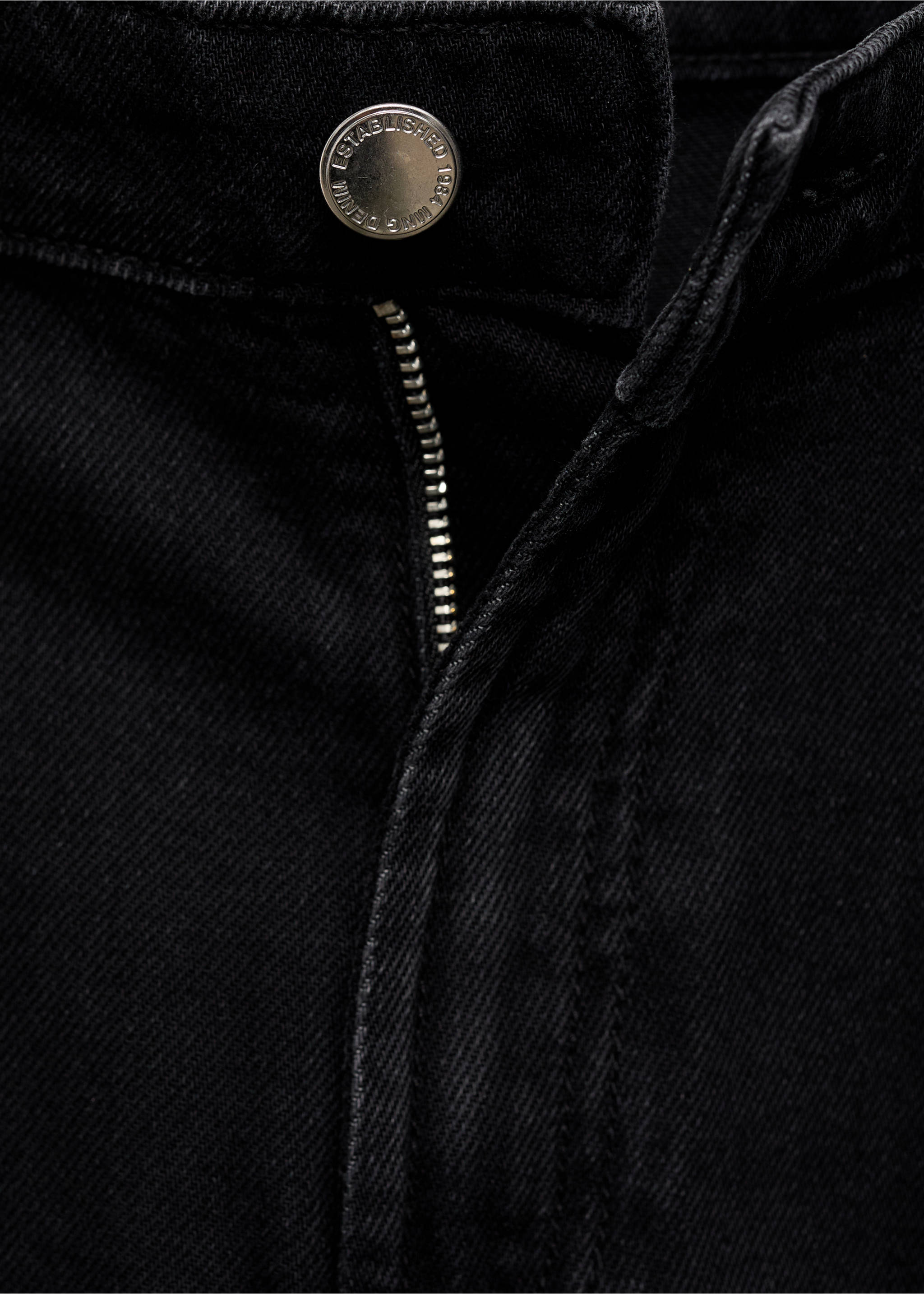 Mid-rise denim bermuda shorts with pleats - Details of the article 8, Black denim. Ref: 17091204-00.