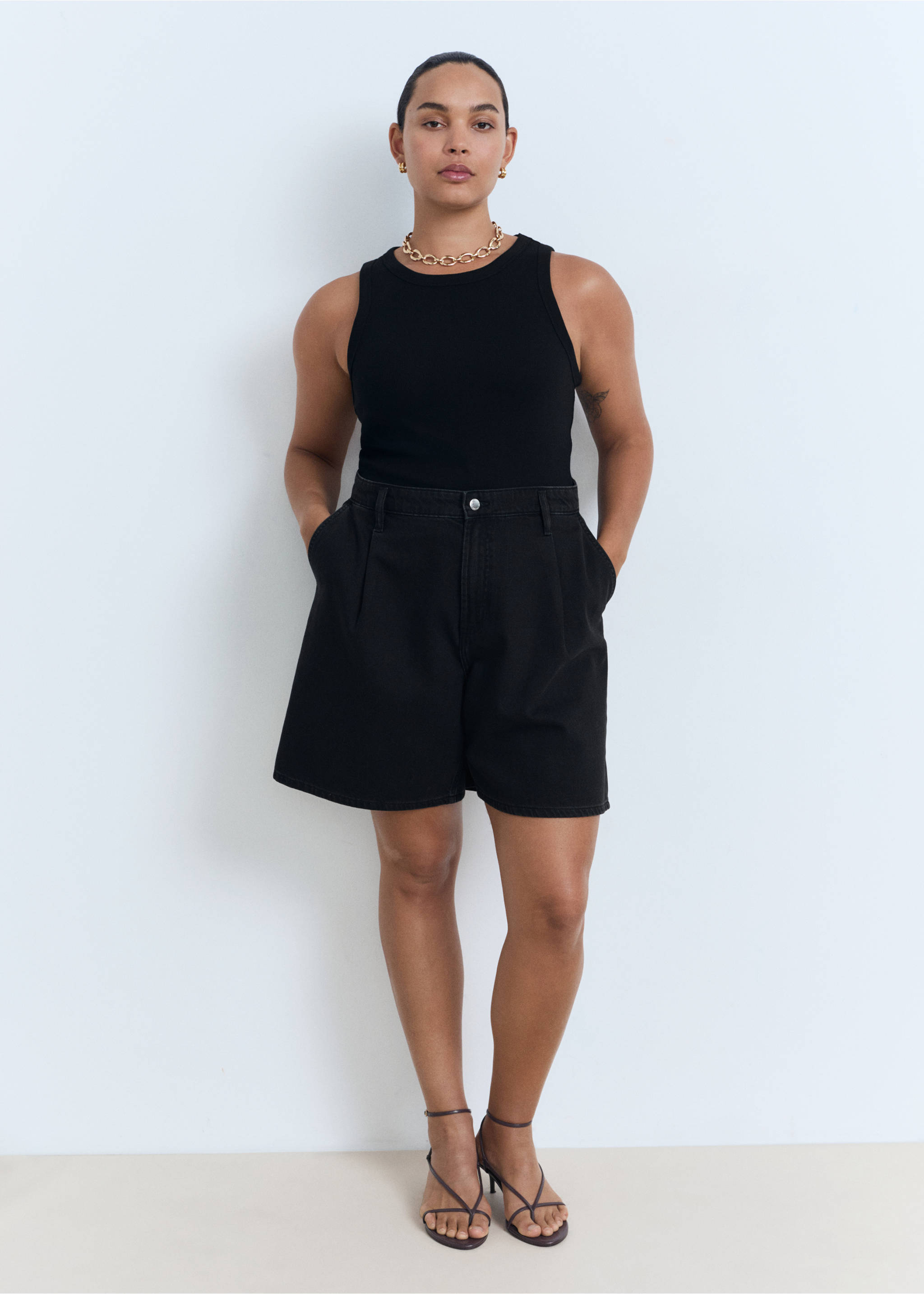 Mid-rise denim bermuda shorts with pleats - Details of the article 3, Black denim. Ref: 17091204-00.