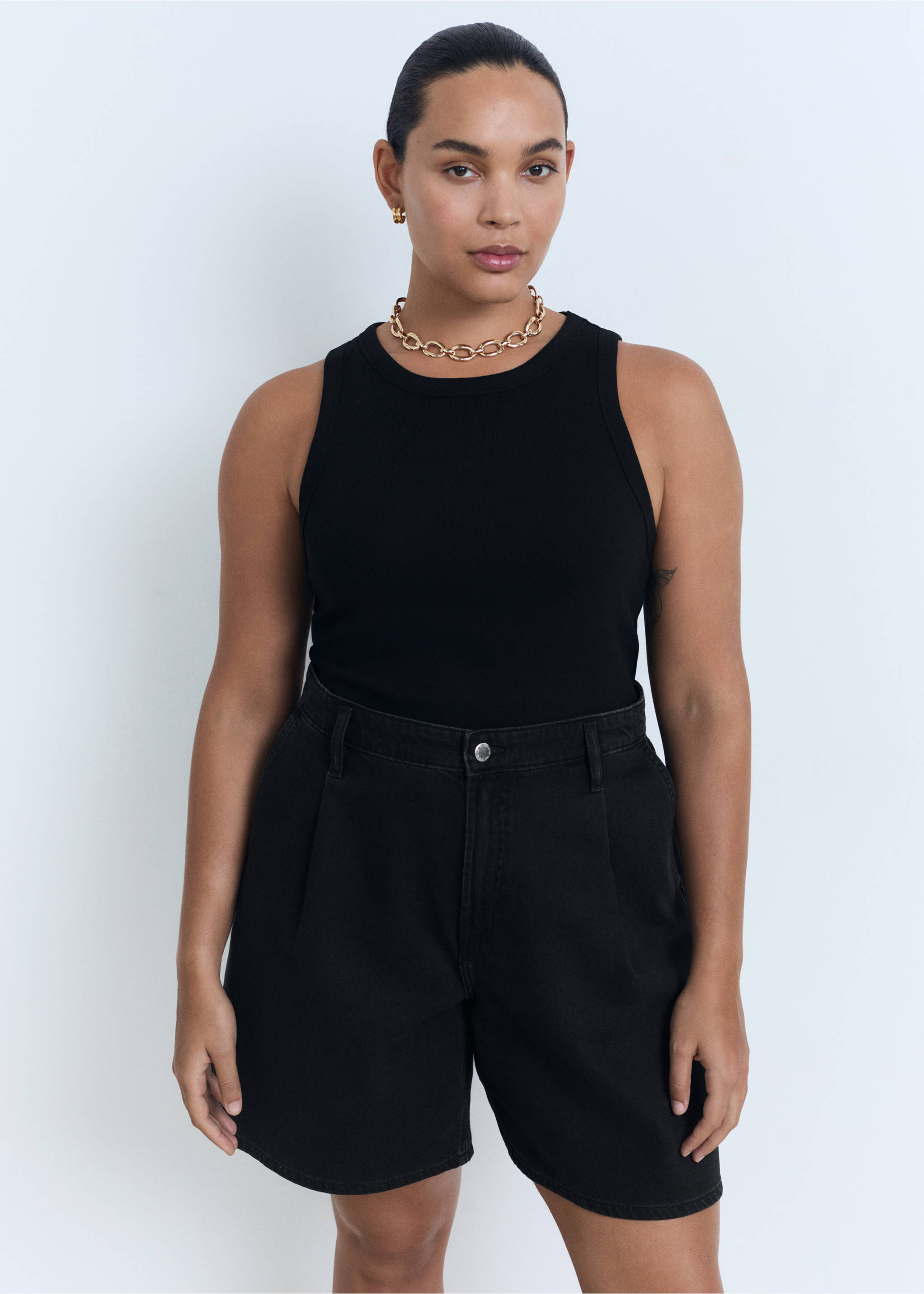 Mid-rise denim bermuda shorts with pleats - Details of the article 5, Black denim. Ref: 17091204-00.