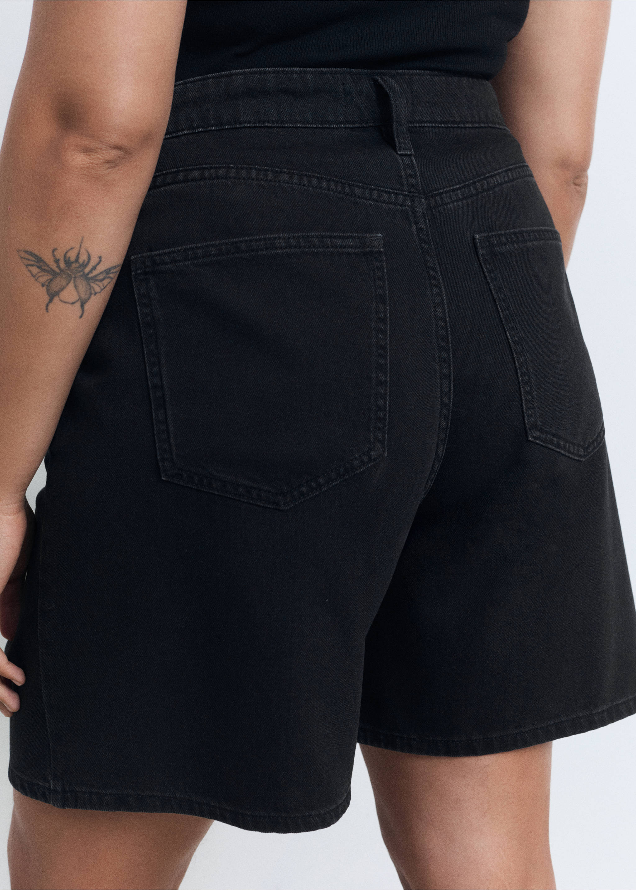 Mid-rise denim bermuda shorts with pleats - Details of the article 4, Black denim. Ref: 17091204-00.