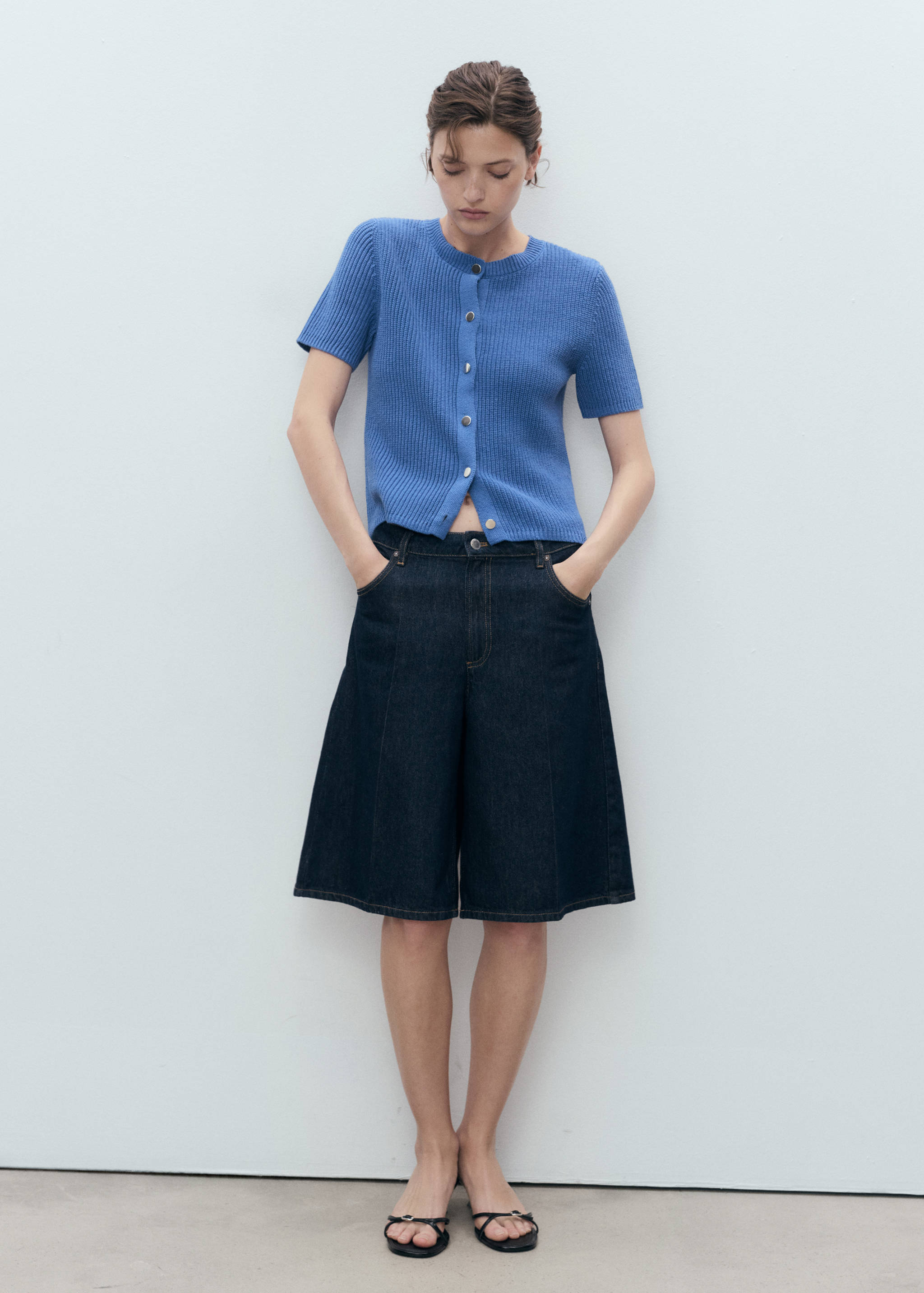 Short-sleeved knitted cardigan - General plane