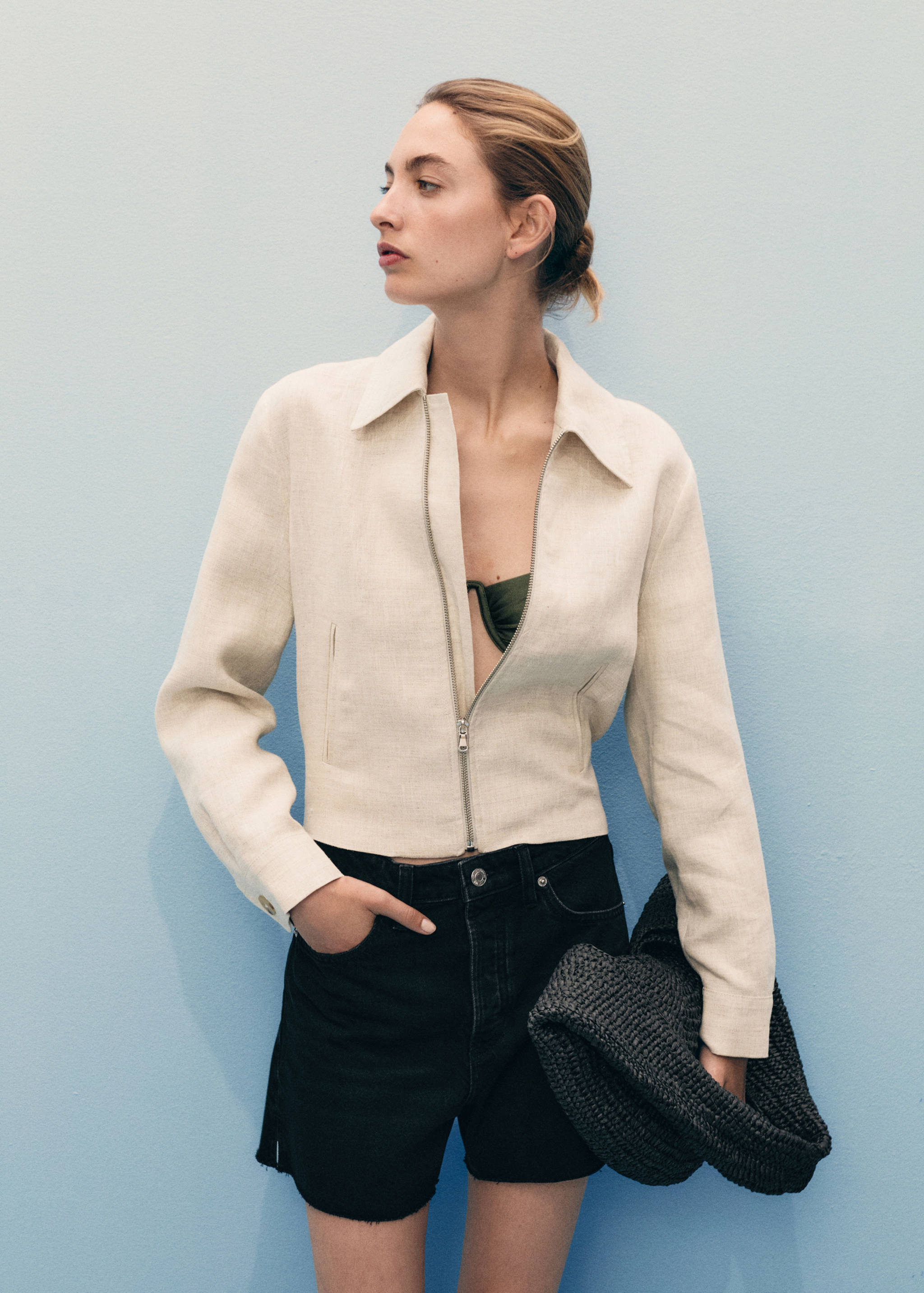 Denim shorts with frayed hem - Medium plane